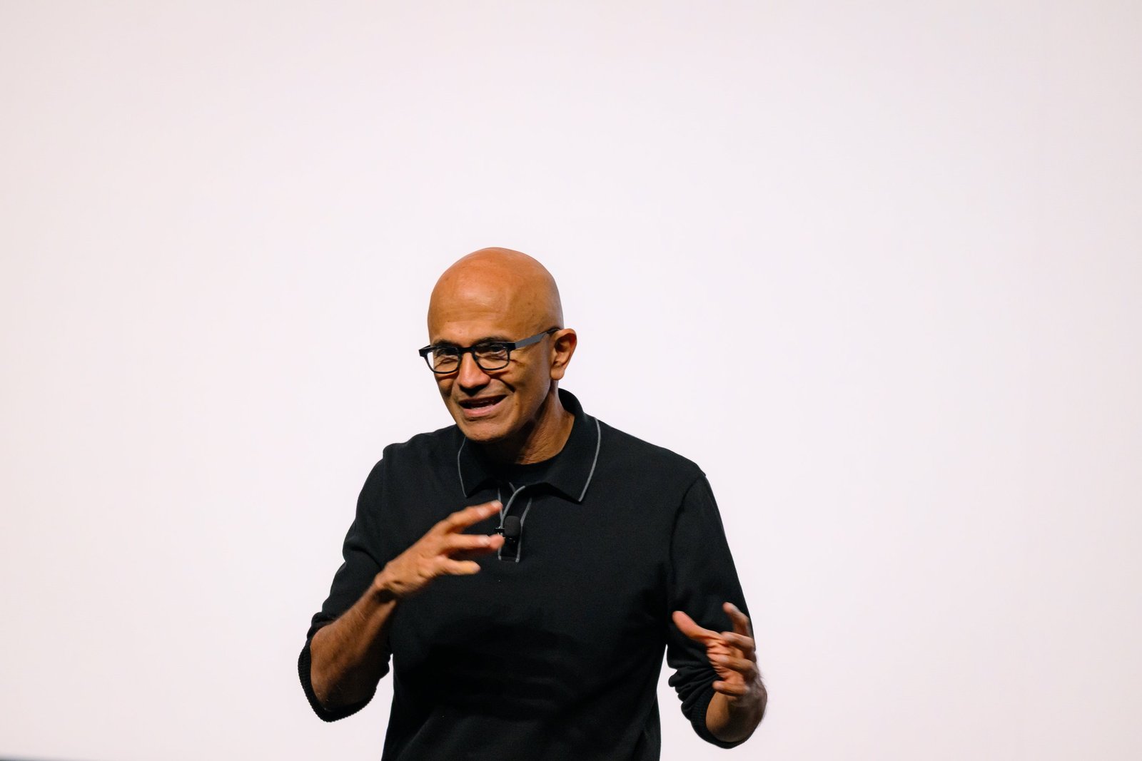 នាយកប្រតិបត្តិក្រុមហ៊ុន Microsoft Satya Nadella ។ ក្រុមហ៊ុនកំពុងត្រូវបានប្តឹងដោយអ្នកស្រុក Sturtevant រដ្ឋ Wisconsin ជុំវិញការចោទប្រកាន់ថាមានសំលេងរំខានខ្លាំងពេកពីមជ្ឈមណ្ឌលទិន្នន័យ Fairwater របស់ខ្លួននៅជិត Mount Pleasant