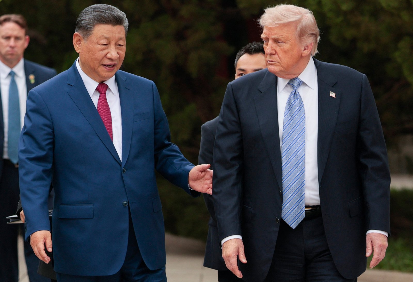 ប្រធានាធិបតីអាមេរិក Donald Trump ដើរជាមួយប្រធានាធិបតីចិន Xi Jinping នៅទីក្រុងប៉េកាំងក្នុងខែឧសភា
