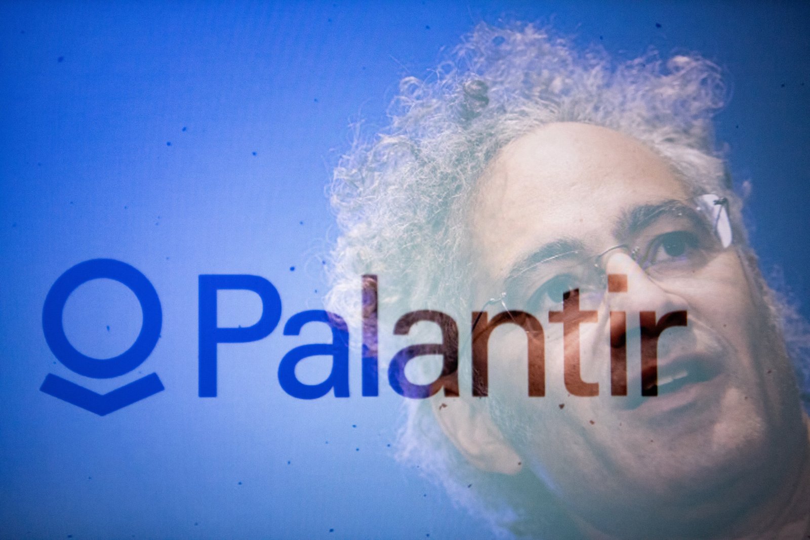 នាយកប្រតិបត្តិ Palantir លោក Alex Karp បានហៅខ្លួនឯងថាជា