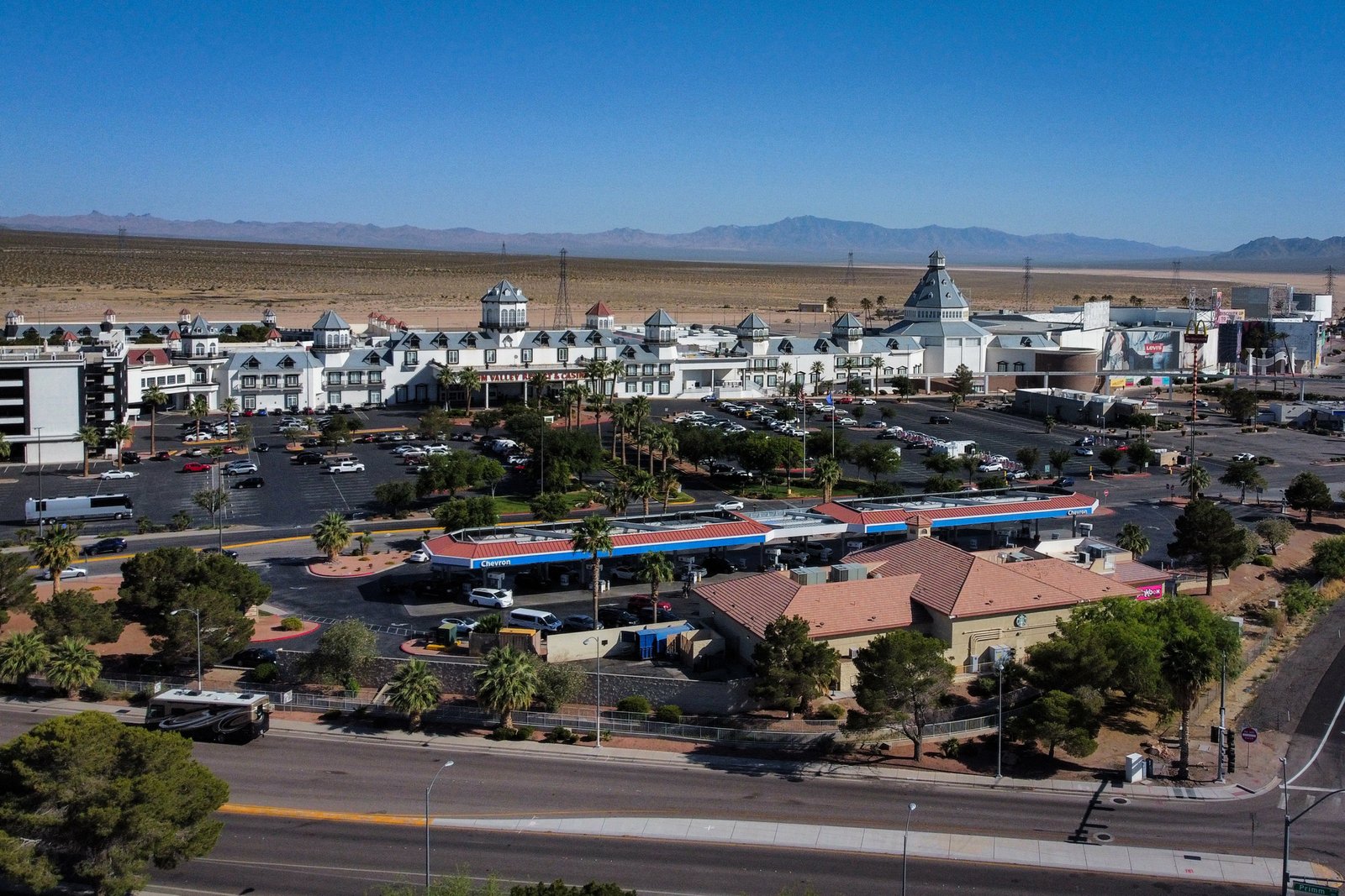 Primm Valley Resort and Casino និងការទាក់ទាញក្នុងស្រុកមួយចំនួនទៀតនៅតែបើកដំណើរការដដែល ដោយសារការតស៊ូមតិរបស់ស្ថានីយ៍ប្រេងឥន្ធនៈក្នុងតំបន់ និងបណ្តាញហាងងាយស្រួល