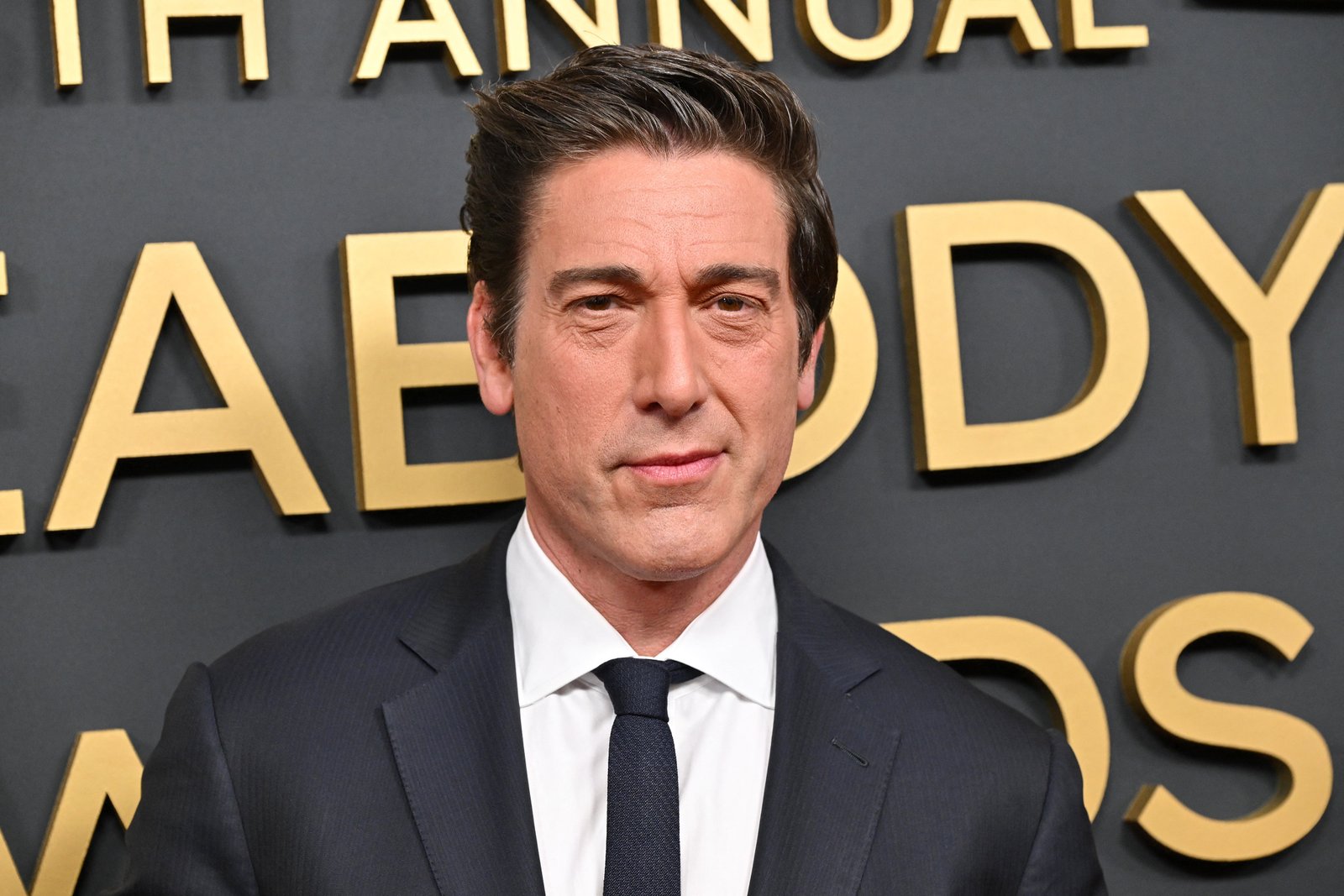 ABC World News Tonight ដែលដឹកនាំដោយលោក David Muir បច្ចុប្បន្នទាក់ទាញអ្នកទស្សនាជាង 8 លាននាក់ក្នុងមួយយប់ ដែលធ្វើឱ្យការផ្សាយព័ត៌មានពេលយប់របស់ខ្លួនទទួលបានការមើលច្រើនបំផុតក្នុងចំណោមគូប្រកួតប្រជែងរបស់ខ្លួន CBS និង NBC