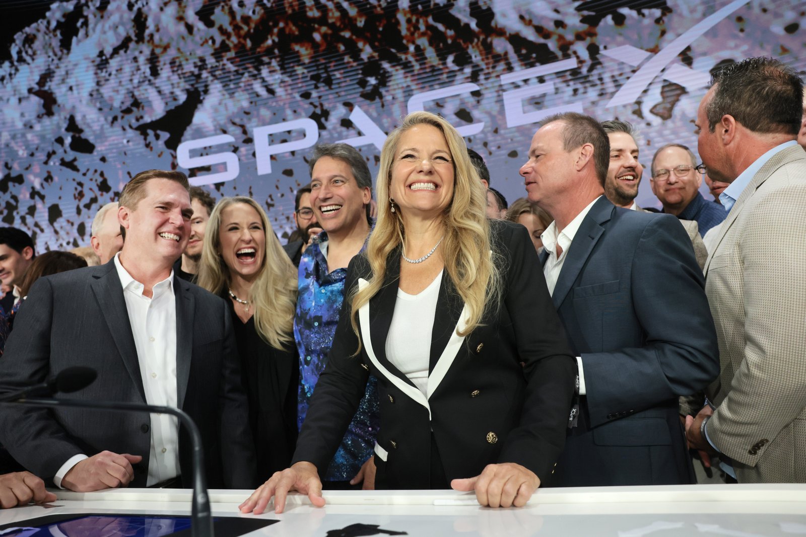 Gwynne Shotwell (កណ្តាល) ប្រធាន និងជានាយកប្រតិបត្តិនៃ SpaceX បាននិយាយថា នាង និងស្វាមីនឹងបរិច្ចាគភាគហ៊ុនក្រុមហ៊ុនរបស់ពួកគេមួយចំនួនដល់កម្មវិធី Trump Accounts ។