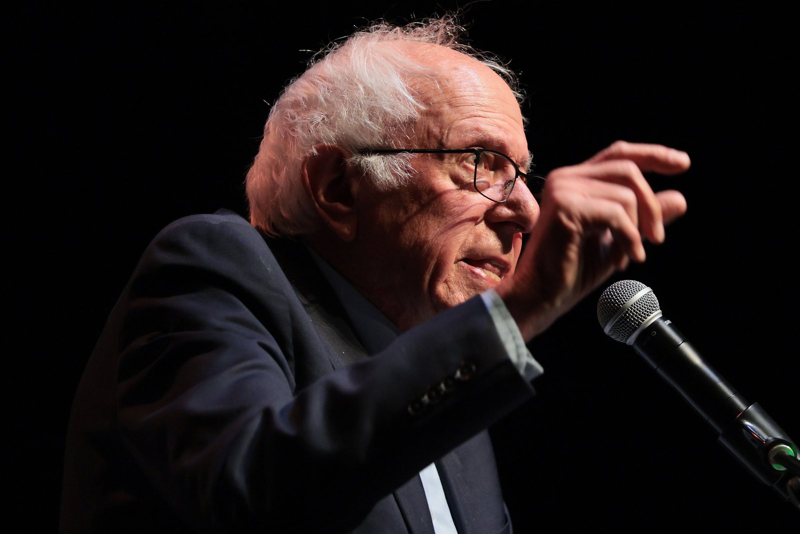 ព្រឹទ្ធសមាជិករដ្ឋ Vermont លោក Bernie Sanders បានព្រមានថាសហរដ្ឋអាមេរិកកំពុងស្ថិតនៅលើគែមនៃ