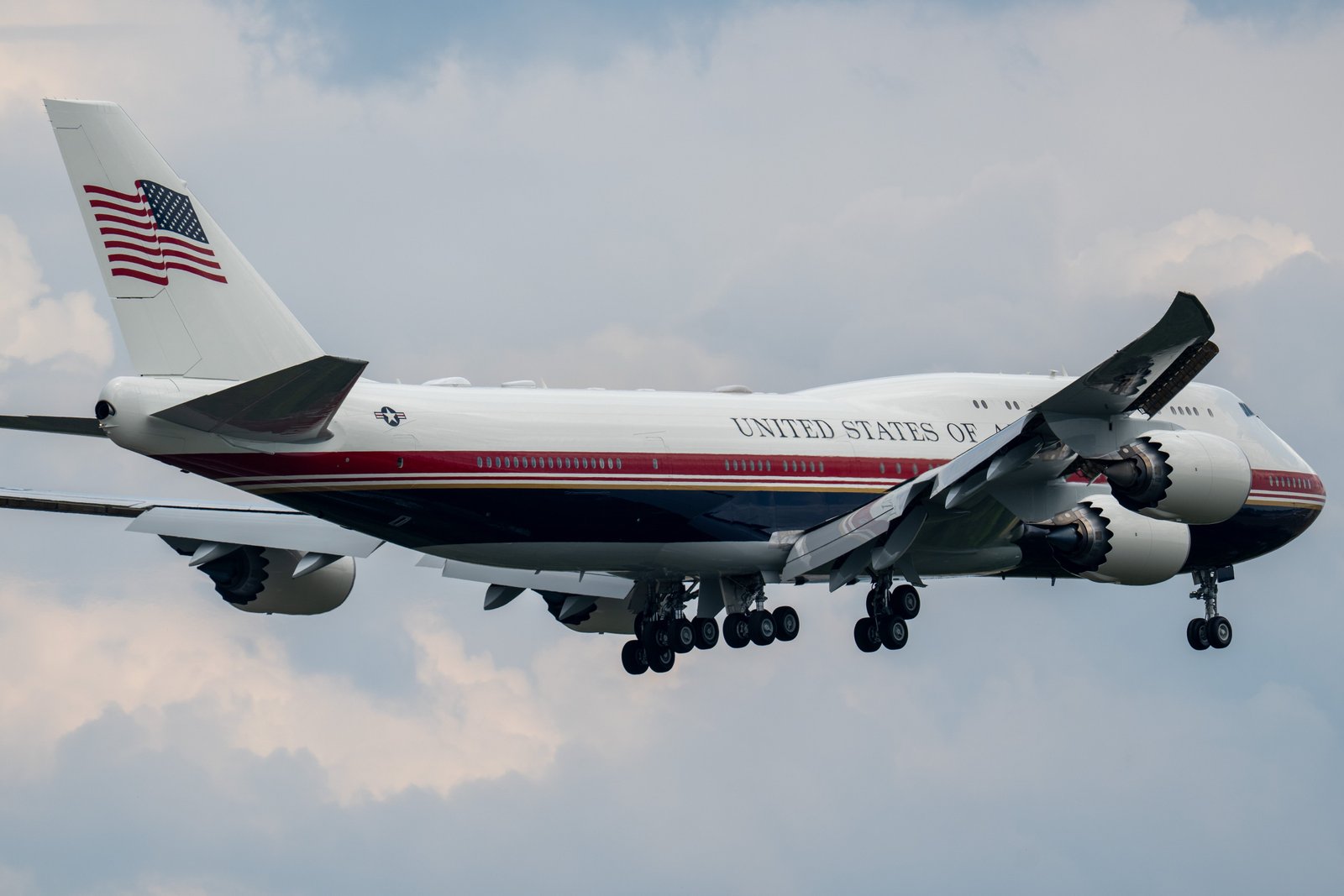 ដំណើររបស់ប្រធានាធិបតី Donald Trump ទៅកាន់ Medora ភាគខាងលិច Dakota ភាគខាងលិច ត្រូវបានគេរំពឹងថានឹងបង្ហាញពីការបង្ហាញយន្តហោះ Boeing ដែលត្រូវបានកែលម្អឡើងវិញ ដែលកាតាបានបរិច្ចាគដល់សហរដ្ឋអាមេរិកកាលពីឆ្នាំមុន ដើម្បីជំនួសយន្តហោះ Air Force One ។