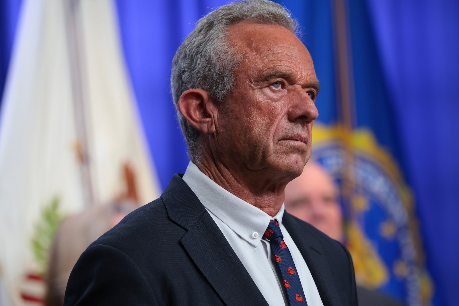 រដ្ឋមន្ត្រីសុខាភិបាល Robert F. Kennedy Jr. ចង់ធ្វើឱ្យវាកាន់តែងាយស្រួលសម្រាប់មនុស្សក្នុងការទទួលបានអត្ថប្រយោជន៍ បន្ទាប់ពីអះអាងថាពួកគេមានគ្រោះថ្នាក់ដោយសារវ៉ាក់សាំង Covid