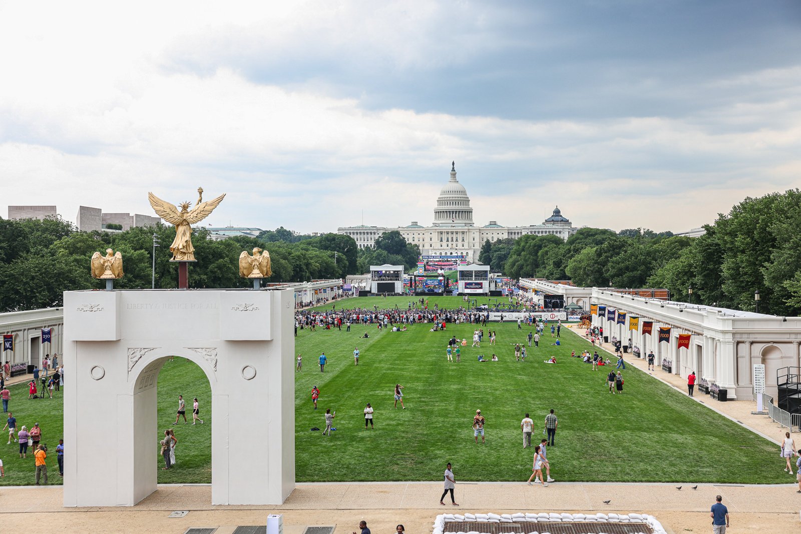 America250 ដែលជាក្រុមប្រឹក្សាភិបាលដែលបង្កើតឡើងដោយសភាកាលពីមួយទសវត្សរ៍មុនដើម្បីត្រួតពិនិត្យការប្រារព្ធពិធីរដូវក្តៅត្រូវតែរួមរស់ជាមួយគំនិតផ្តួចផ្តើមសេរីភាព 250 ដែលគាំទ្រដោយ Trump