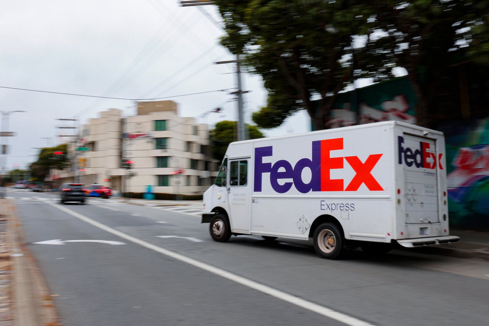 ឥឡូវនេះ FedEx កំពុងស្ថិតក្នុងការប្រកួតប្រជែងដោយផ្ទាល់ជាមួយ Amazon បន្ទាប់ពីក្រុមហ៊ុន Amazon បានចាប់ផ្តើមកម្មវិធី Amazon Supply Chain Services របស់ខ្លួននៅក្នុងខែឧសភា។ កម្មវិធីថ្មីរបស់ Amazon អនុញ្ញាតឱ្យអាជីវកម្មណាមួយ - មិនត្រឹមតែអ្នកដែលមានទំនាក់ទំនងជាមួយទីផ្សារ e-commerce របស់ Amazon ប៉ុណ្ណោះទេ - ដើម្បីដឹកជញ្ជូន និងរក្សាទុកទំនិញដោយប្រើឡានដឹកទំនិញ យន្តហោះ និងឃ្លាំង។