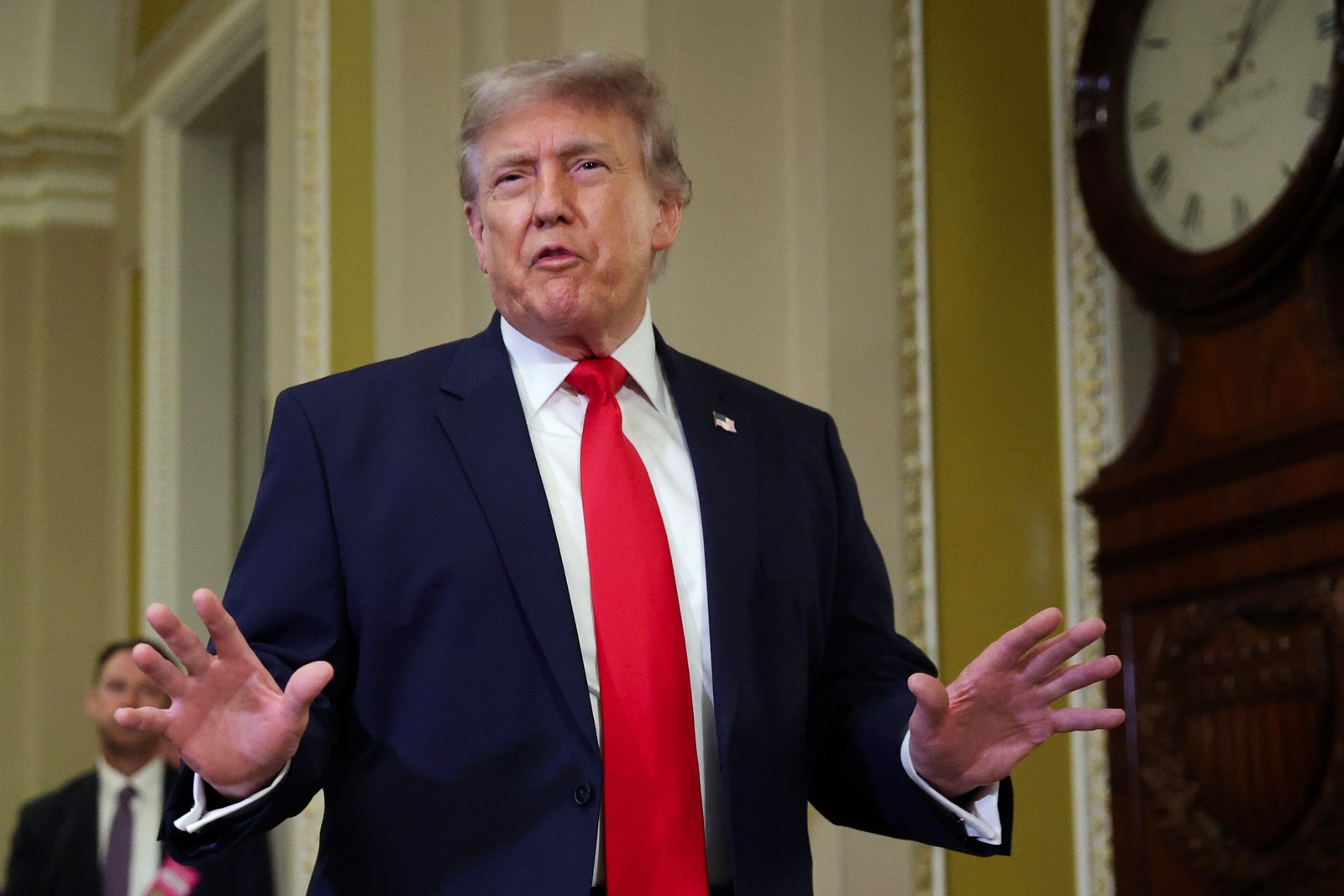 លោកប្រធានាធិបតី Donald Trump បានធ្វើដំណើរទៅកាន់វិមាន Capitol សហរដ្ឋអាមេរិកនៅថ្ងៃទី 24 ខែមិថុនាសម្រាប់អាហារថ្ងៃត្រង់បិទទ្វារដ៏តានតឹងជាមួយគណៈកម្មាធិការដឹកនាំព្រឹទ្ធសភានៃសាធារណរដ្ឋដើម្បីជំរុញច្បាប់ SAVE America របស់គាត់ដែលនឹងដាក់លេខសម្គាល់អ្នកបោះឆ្នោតដ៏តឹងរឹង និងភស្តុតាងនៃតម្រូវការសញ្ជាតិនៅក្នុងការបោះឆ្នោតសហព័ន្ធ។