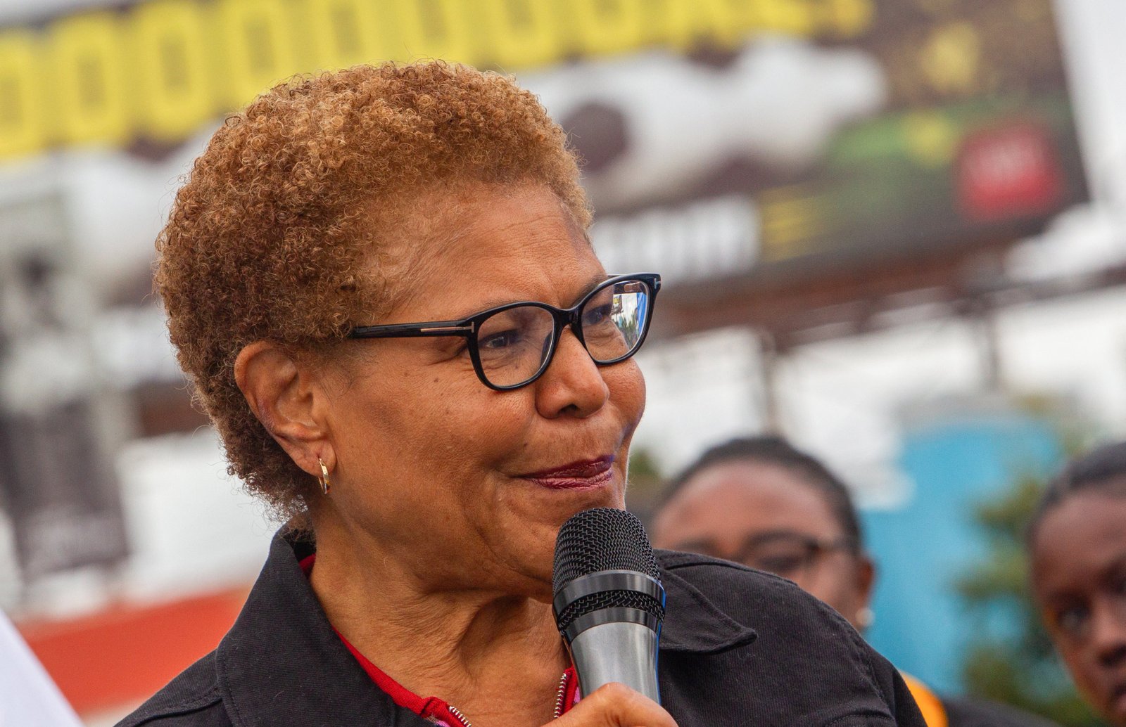 អភិបាលក្រុង Los Angeles លោក Karen Bass បានអំពាវនាវឱ្យប៉ូលីសធ្វើបន្ថែមទៀតដើម្បីការពារសត្វពីគ្រោះថ្នាក់នៅក្នុងជួរកាតព្វកិច្ច