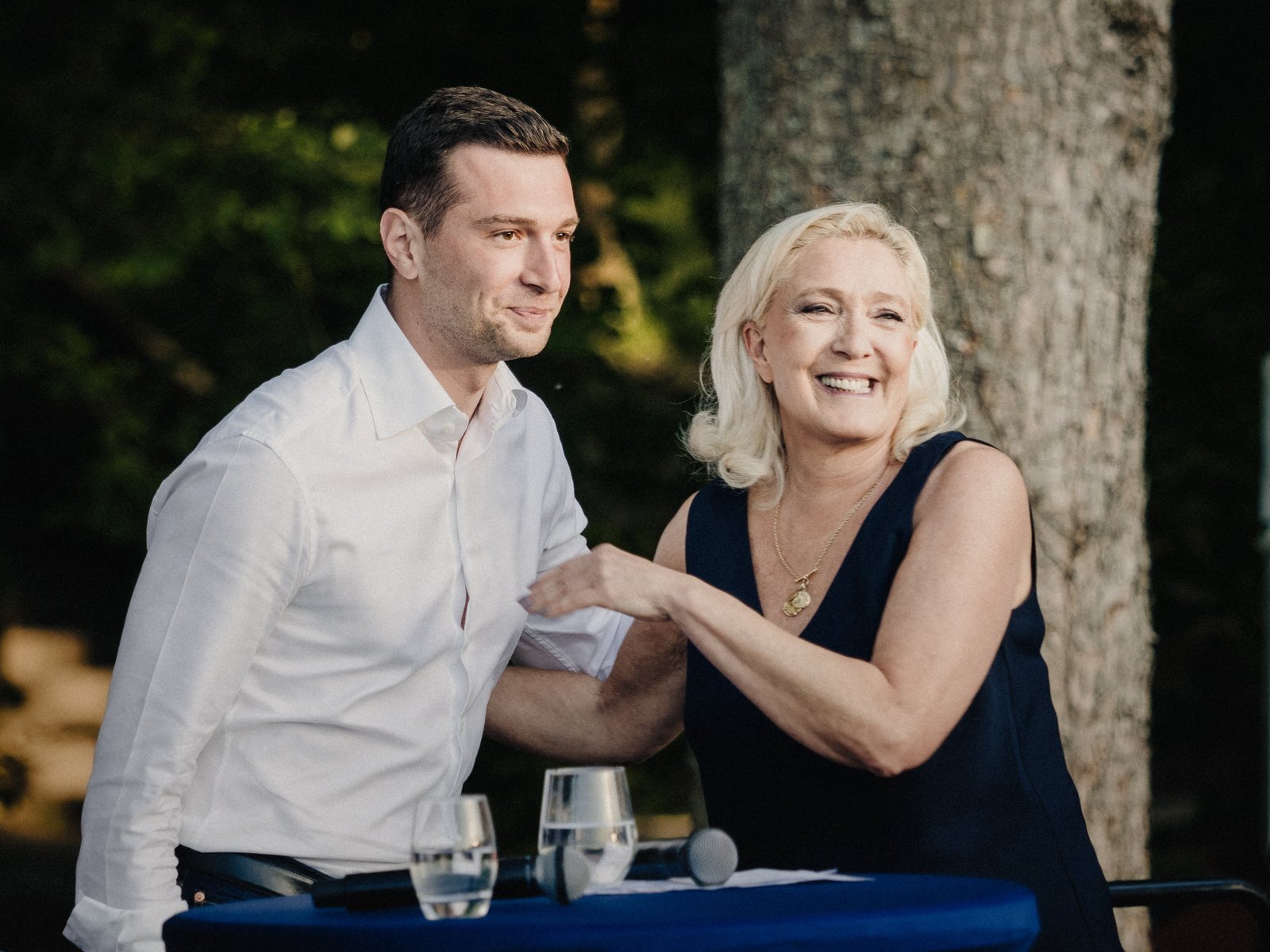 Marine Le Pen (r.) ជាមួយប្រធាន RN Jordan Barella នៅថ្ងៃទី 4 ខែកក្កដា ឆ្នាំ 2026