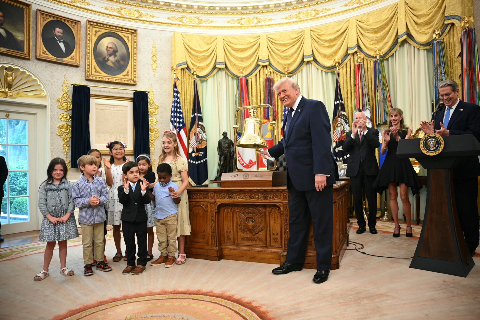 លោកប្រធានាធិបតី Donald Trump បន្លឺកណ្ដឹងបើកផ្សារហ៊ុនញូវយ៉ក មុនពេលបើកដំណើរការគណនីវិនិយោគរបស់ Trump នៅក្នុងការិយាល័យ Oval Office នៅថ្ងៃចន្ទ។