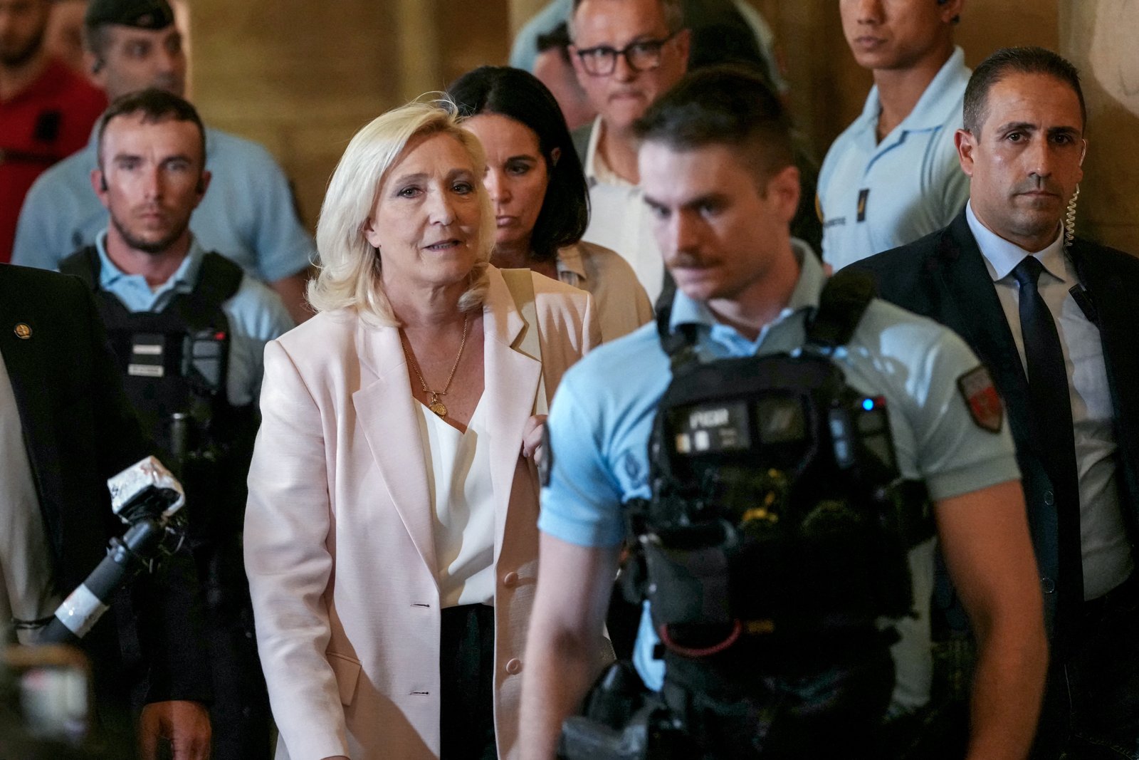 Marine Le Pen (CL) ចាកចេញពីប្រទេសបន្ទាប់ពីសាលក្រមក្នុងបណ្តឹងឧទ្ធរណ៍ប្រឆាំងនឹងអតីតសមាជិក RN សម្រាប់ការកេងបន្លំមូលនិធិសាធារណៈរបស់អឺរ៉ុបនៅក្នុងករណីនៃការចោទប្រកាន់ការងារក្លែងក្លាយនៅក្នុងសភាអ៊ឺរ៉ុបនៅសាលាឧទ្ធរណ៍ប៉ារីសនៅថ្ងៃទី 7 ខែកក្កដាឆ្នាំ 2026 ។