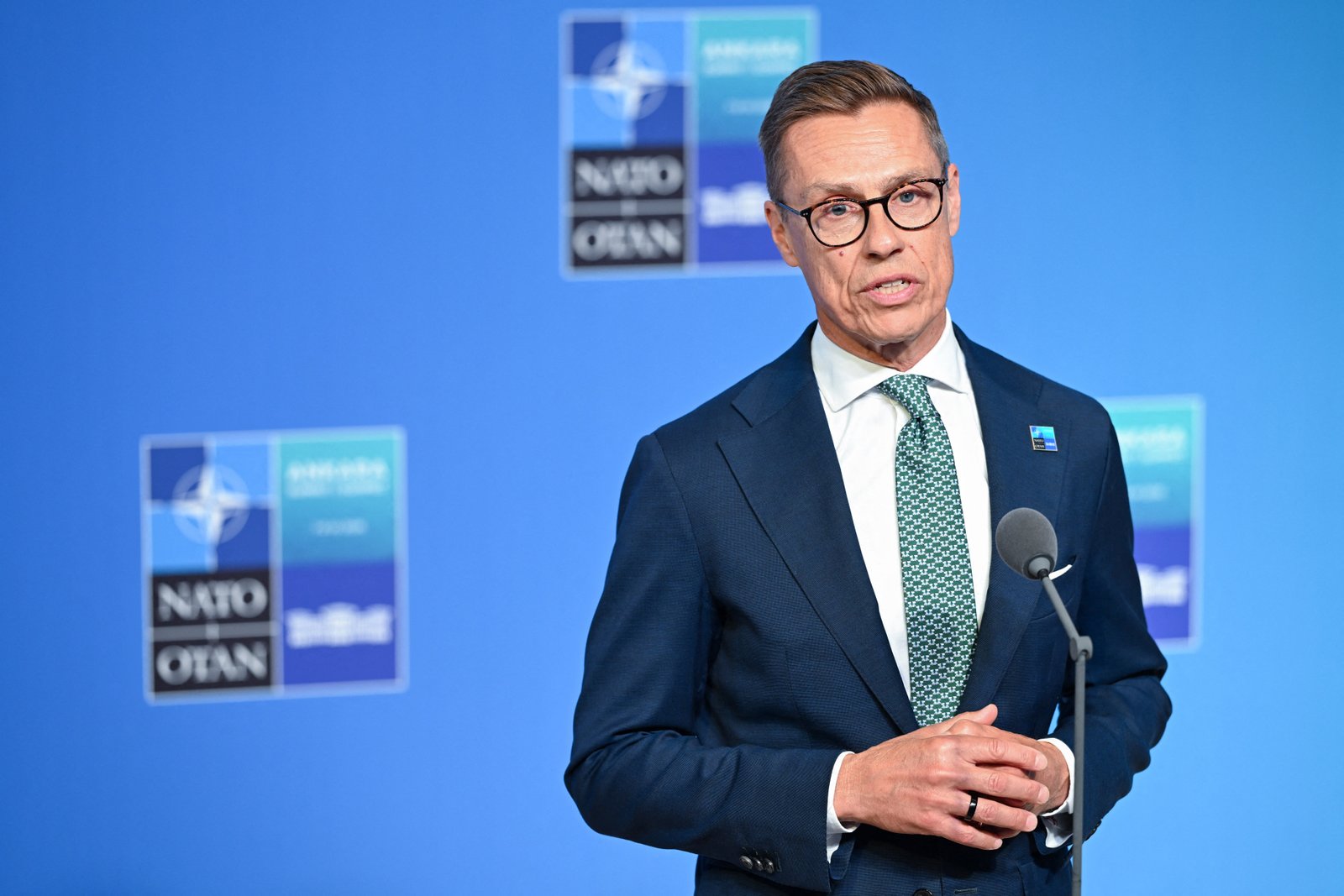 ប្រធានាធិបតីហ្វាំងឡង់ Alexander Stubb ថ្លែងទៅកាន់ប្រព័ន្ធផ្សព្វផ្សាយនៅពេលគាត់មកដល់កិច្ចប្រជុំកំពូលរបស់អង្គការណាតូនៅទីក្រុងអង់ការ៉ានៅថ្ងៃទី 8 ខែកក្កដា។