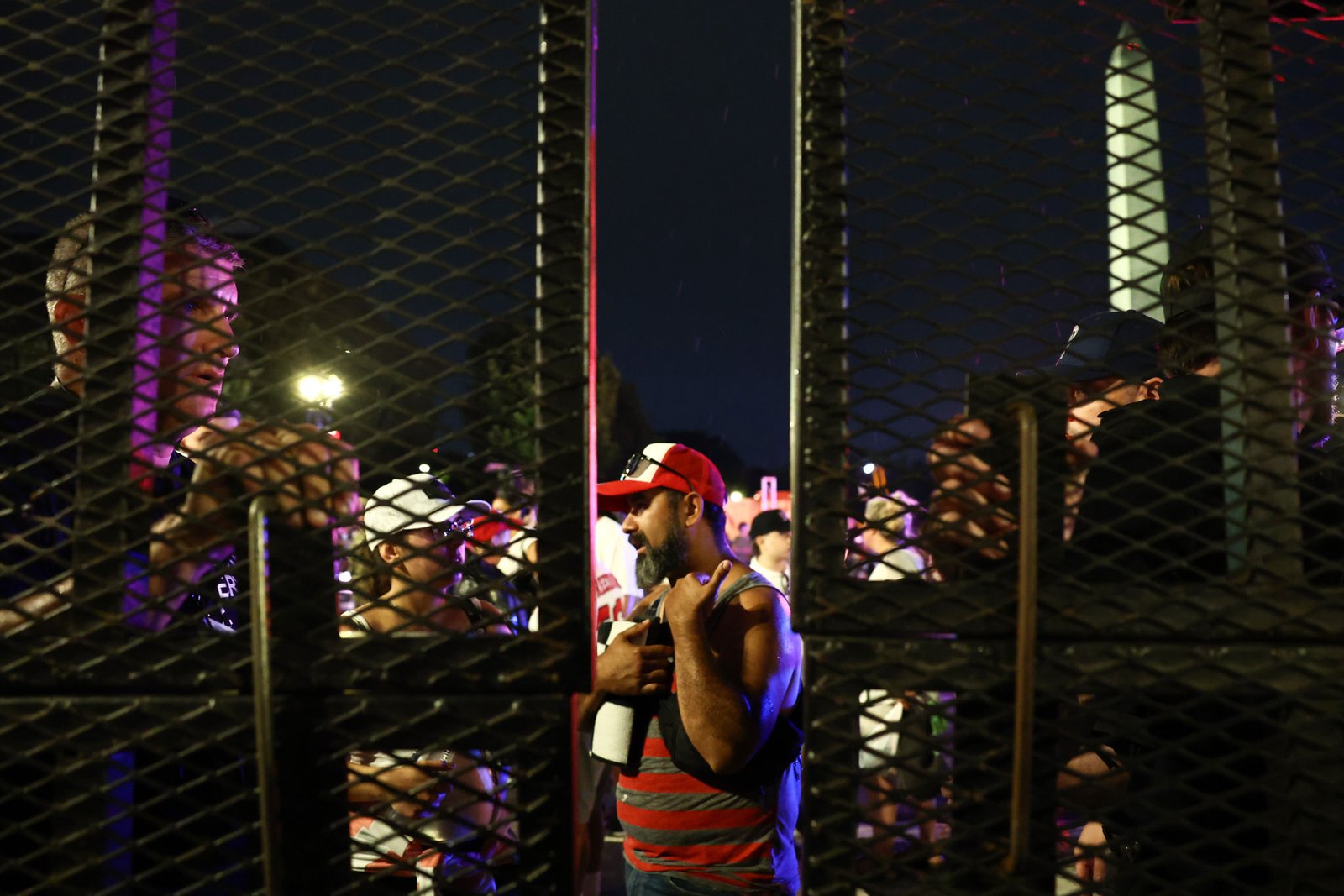 នៅពេលដែល Trump បានប្រកាសភ្លាមៗបន្ទាប់ពីម៉ោង 9 យប់។ ថាសុន្ទរកថានឹងប្រព្រឹត្តទៅ ហើយគេហទំព័រនឹងបើកឡើងវិញនៅម៉ោង 9:45 យប់ រូបភាពបង្ហាញពីហ្វូងមនុស្សយ៉ាងច្រើនតម្រង់ជួរនៅខាងក្រៅទ្វារសុវត្ថិភាពដើម្បីចូលទៅក្នុងព្រឹត្តិការណ៍វិញ។