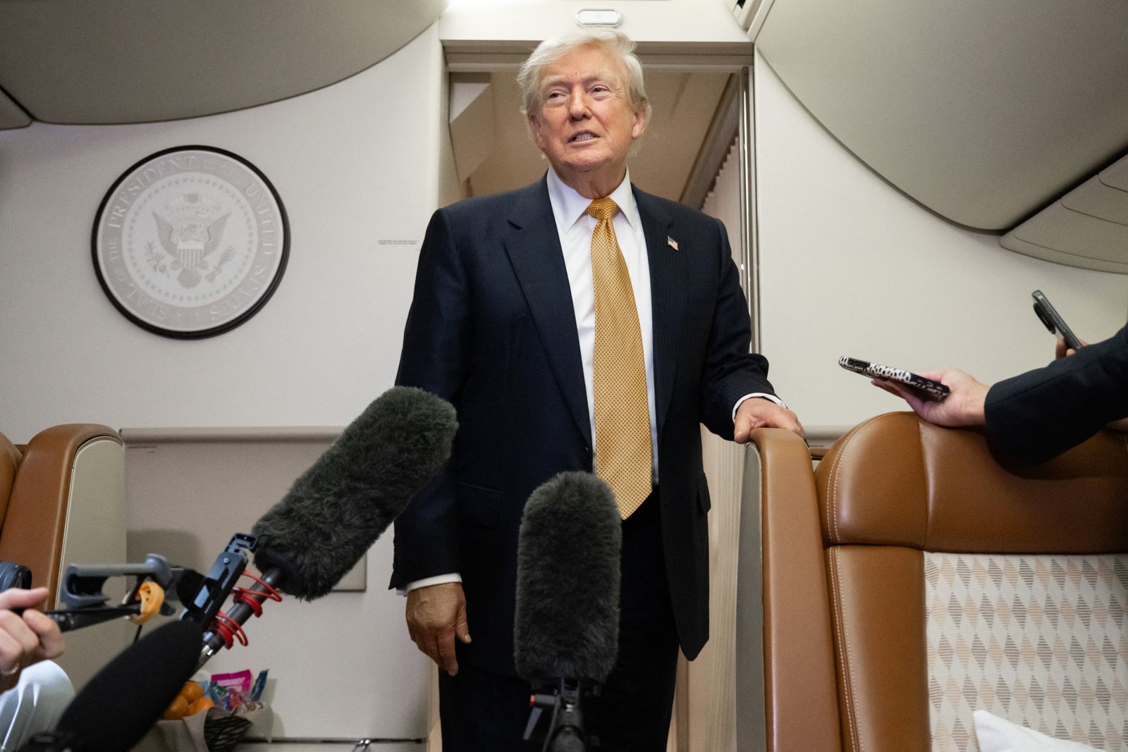 លោកប្រធានាធិបតី Trump បានប្តូរឈ្មោះអគារជាច្រើនតាមខ្លួន រួមទាំងវិទ្យាស្ថានសន្តិភាពសហរដ្ឋអាមេរិក និងមជ្ឈមណ្ឌល Kennedy
