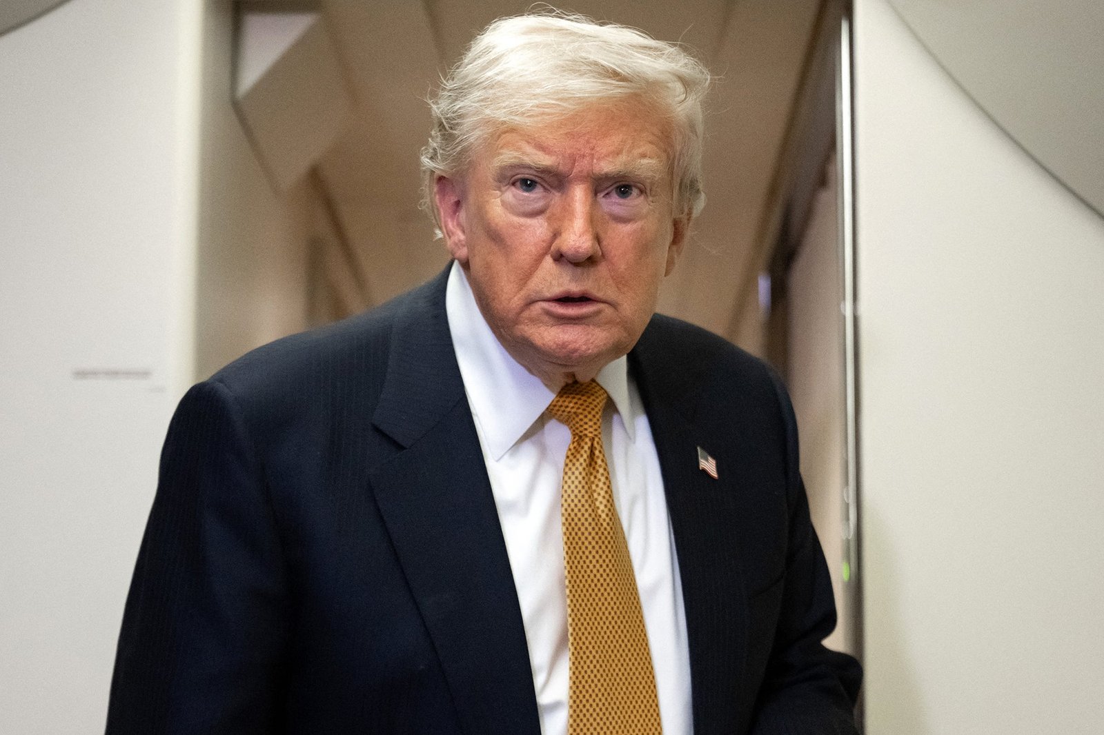 លោក Donald Trump បានអនុញ្ញាតឱ្យមានការវាយប្រហារពីរលើកប្រឆាំងនឹងប្រទេសអ៊ីរ៉ង់ក្នុងសប្តាហ៍នេះ ដែលជាការកើនឡើងចុងក្រោយនៃភាពតានតឹង ប៉ុន្តែលោកហាក់បីដូចជាមិនមានភាពស្និទ្ធស្នាលក្នុងការដោះស្រាយបញ្ហាជាមូលដ្ឋានដែលកំពុងញាំញីកិច្ចពិភាក្សានោះទេ។