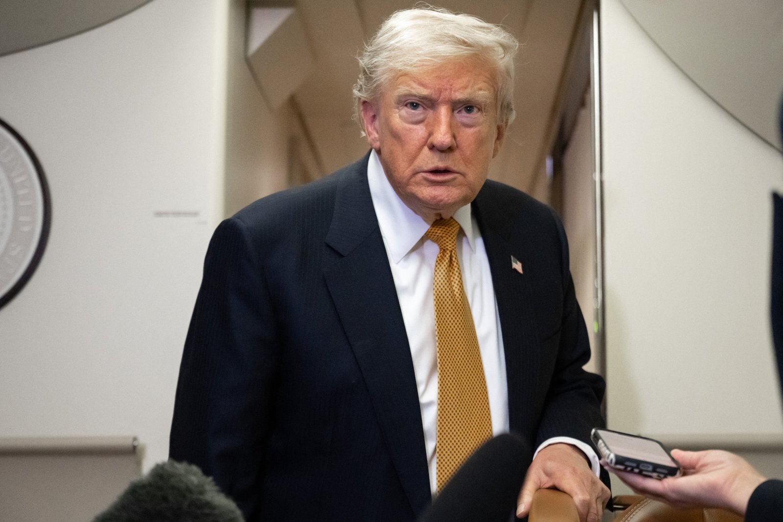 ប្រធានាធិបតី Donald Trump បានផ្ទុះឡើងពីគណបក្សនយោបាយផ្ទាល់ខ្លួនរបស់គាត់កាលពីថ្ងៃសុក្រនៅពេលដែលគាត់បានសរសេរនៅលើ Truth Social ថាគាត់នឹងមិនចុះហត្ថលេខាលើវិក័យប័ត្រលំនៅដ្ឋាន bipartisan 
