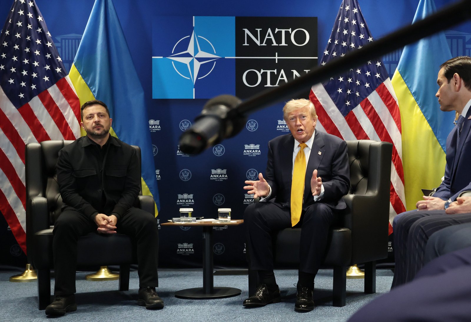 ប្រធានាធិបតីអាមេរិក Donald Trump (r.) ជួបជាមួយ Volodymyr Zelenskyj ប្រធានាធិបតីអ៊ុយក្រែន (l.) សម្រាប់កិច្ចពិភាក្សាទ្វេភាគី