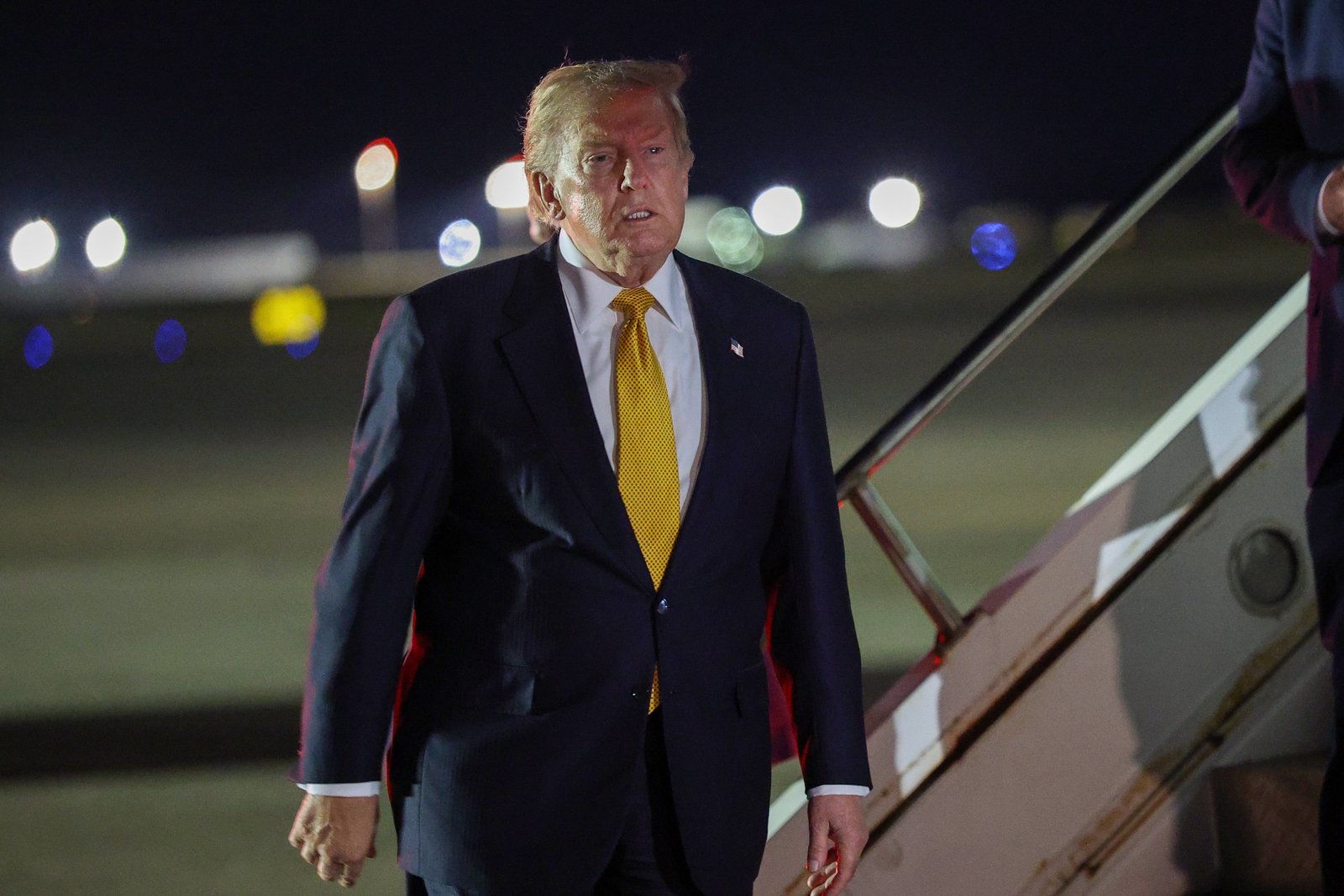 លោក Donald Trump បានចាកចេញពីប្រទេសទួរគីកាលពីថ្ងៃពុធ បន្ទាប់ពីចូលរួមកិច្ចប្រជុំកំពូលរបស់អង្គការណាតូ