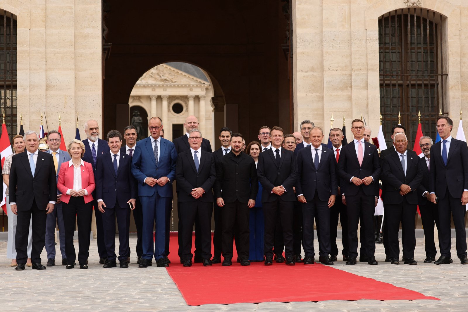 ប្រធានាធិបតីបារាំង Emmanuel Macron (CL) និងប្រធានាធិបតីអ៊ុយក្រែន Volodymyr Zelensky (កណ្តាល) ថតរូបគ្រួសារជាមួយប្រមុខរដ្ឋ និងរដ្ឋាភិបាល មុនពេលកិច្ចប្រជុំកំពូលនៃសម្ព័ន្ធឆន្ទៈគាំទ្រអ៊ុយក្រែននៅសណ្ឋាគារ des Invalides ក្នុងទីក្រុងប៉ារីស ថ្ងៃទី 13 ខែកក្កដា ឆ្នាំ 2026។