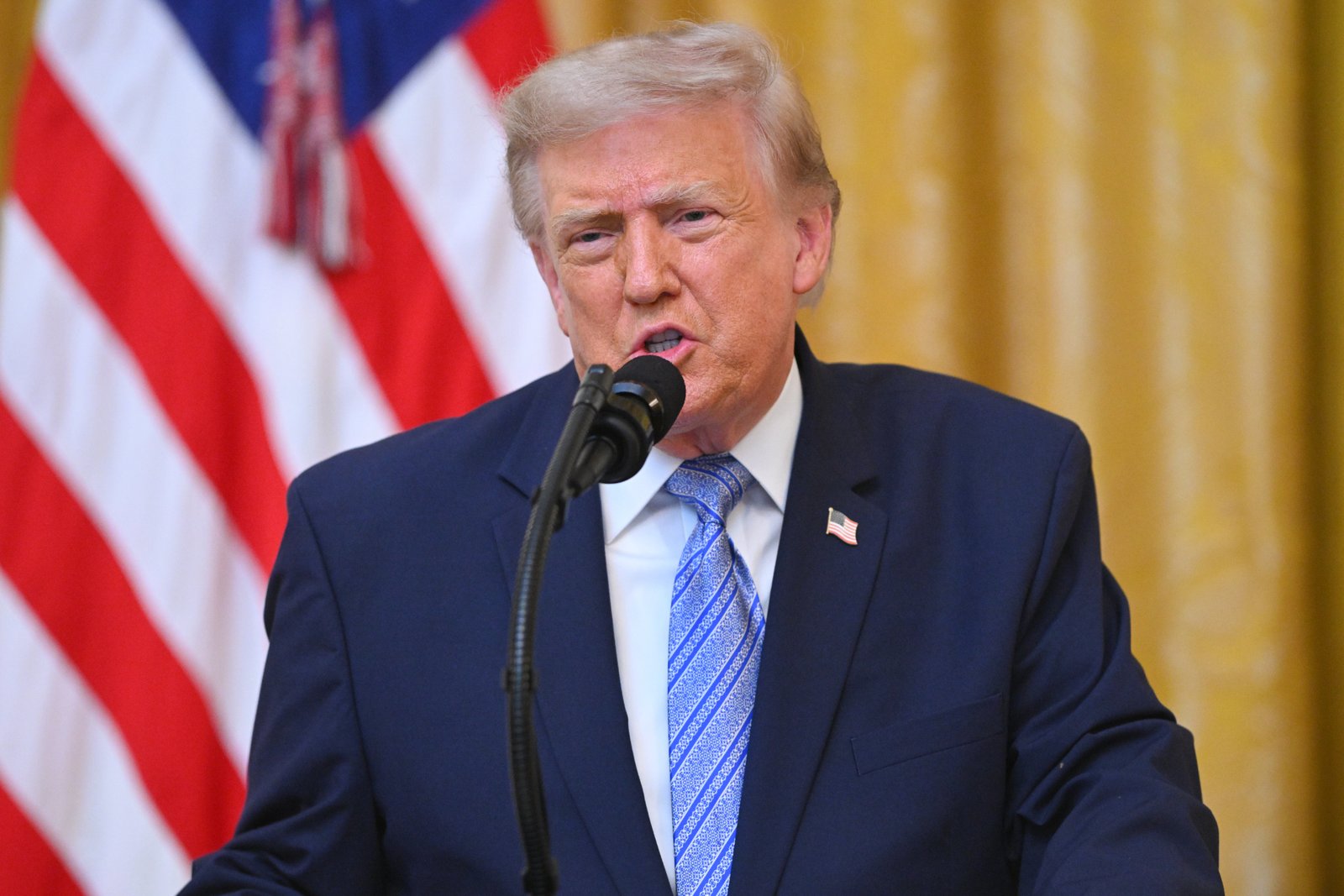 ប្រធានាធិបតី Donald Trump ថ្លែងទៅកាន់ប្រជាជាតិនៅក្នុងបន្ទប់ខាងកើតនៃសេតវិមាននៅថ្ងៃទី 16 ខែកក្កដាឆ្នាំ 2026 ដោយអះអាងថាការបោះឆ្នោតនៅសហរដ្ឋអាមេរិក - ដែលពីរដងដាក់គាត់ឱ្យកាន់តំណែង - មិនអាចជឿទុកចិត្តបាន