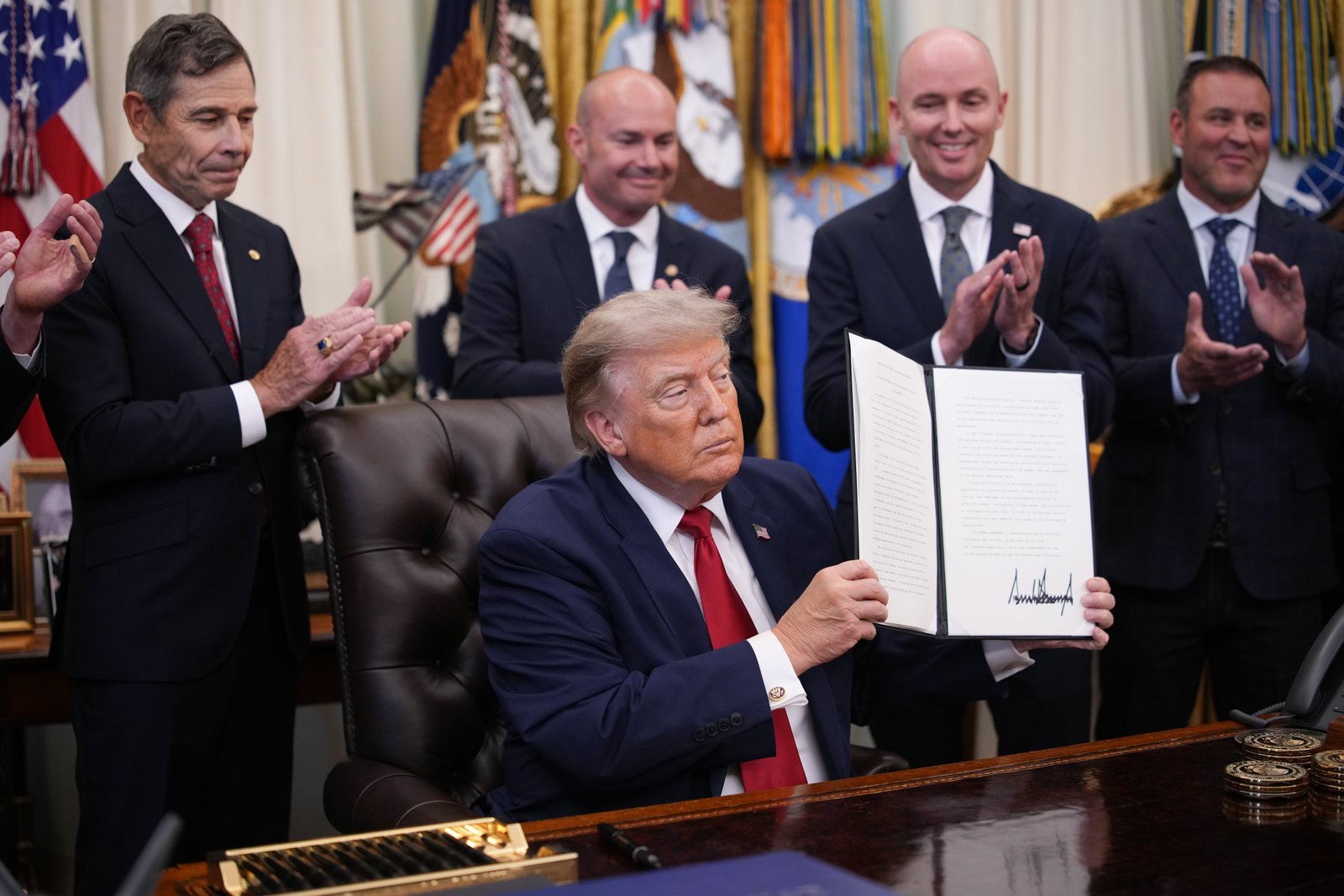 Trump បានធ្វើចលនាស្រដៀងគ្នាក្នុងអំឡុងពេលអាណត្តិដំបូងរបស់គាត់ ប៉ុន្តែមនុស្សជាច្រើនត្រូវបានផ្លាស់ប្តូរដោយអ្នកស្នងតំណែងរបស់គាត់។
