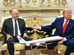 វីដេអូថ្មីបង្ហាញថា លោក Trump មានយន្តហោះគំរូពេញការិយាល័យ Oval Office