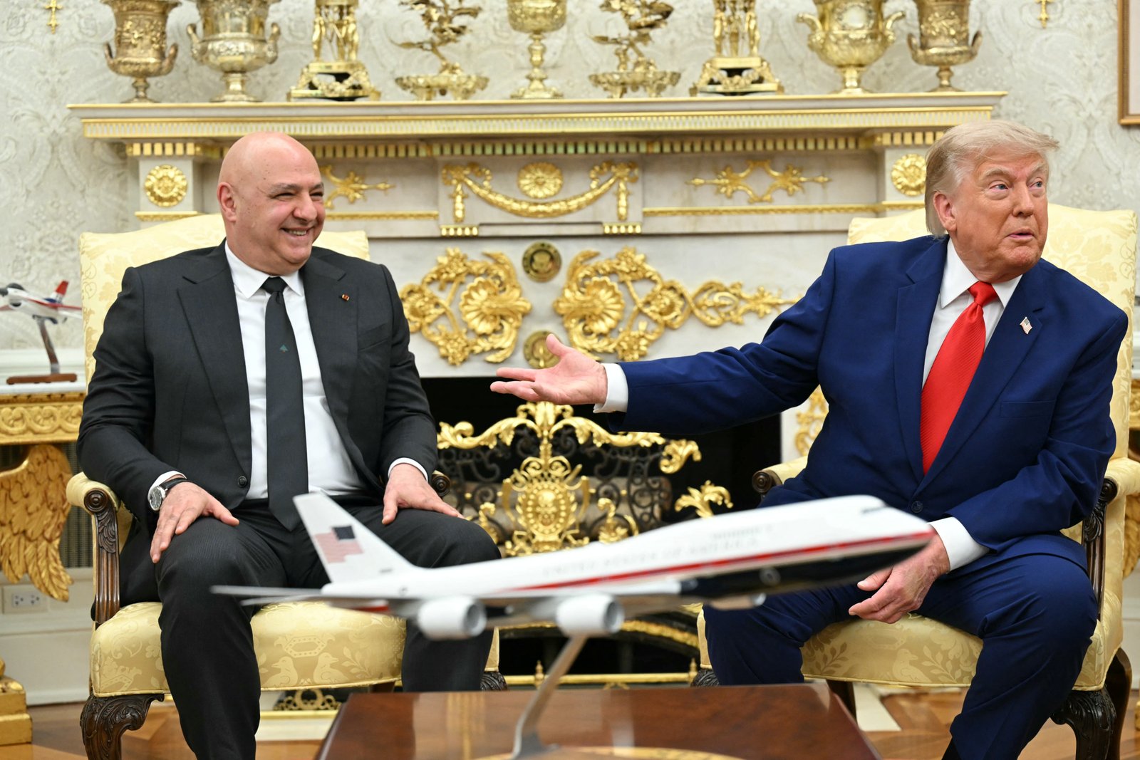 លោកប្រធានាធិបតី Trump បានតុបតែងការិយាល័យរាងពងក្រពើជាមួយនឹងយន្តហោះគំរូជាច្រើន រួមទាំងយន្តហោះខ្នាតតូចរបស់អ្នកស្នងតំណែង Air Force One ថ្មីរបស់គាត់ដែលត្រូវបានបរិច្ចាគដោយប្រទេសកាតា។