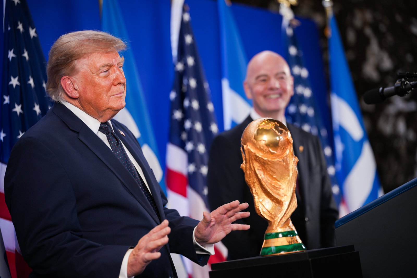 លោកប្រធានាធិបតី Donald Trump បានចូលរួមពិធីទទួល FIFA នៅទីក្រុងញូវយ៉ក កាលពីល្ងាចថ្ងៃសុក្រ ហើយបន្ទាប់មកបានលេងនៅទីលានវាយកូនហ្គោលរបស់គាត់នៅ Bedminster រដ្ឋ New Jersey មុនពេលចូលរួមការប្រកួតវគ្គផ្តាច់ព្រ័ត្រ World Cup នៅថ្ងៃអាទិត្យ។
