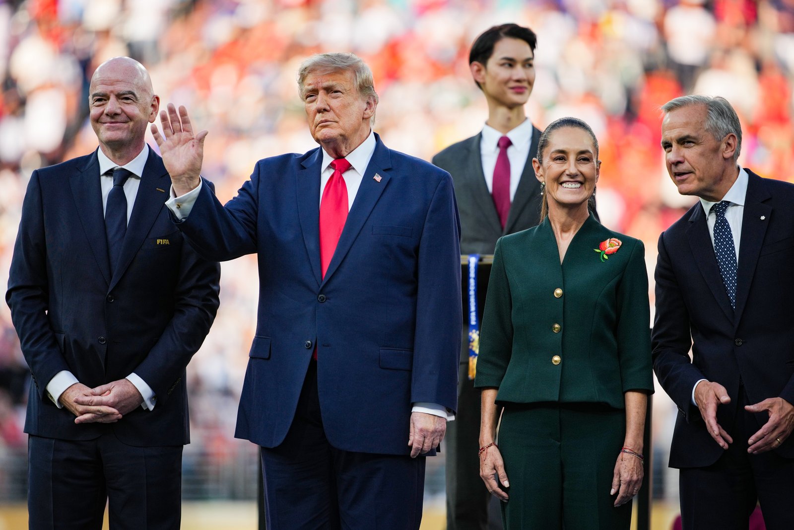 លោកប្រធានាធិបតី Donald Trump បាននិយាយថា លោកបានប្រឈមមុខនឹងនាយករដ្ឋមន្ត្រីកាណាដា Mark Carney នៅវគ្គផ្តាច់ព្រ័ត្រ World Cup កាលពីថ្ងៃអាទិត្យក្នុងរដ្ឋ New Jersey អំពីការហុយផ្សែងភ្លើងឆេះព្រៃដែលហក់មកលើទីក្រុងនានារបស់សហរដ្ឋអាមេរិក។