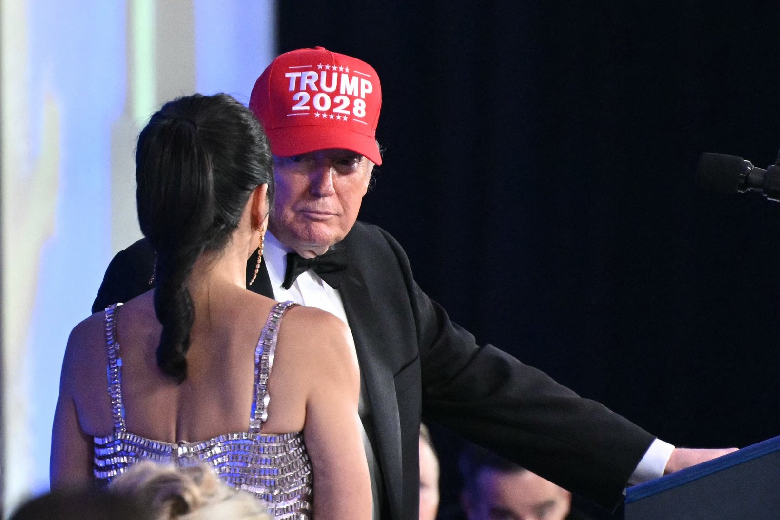 លោកប្រធានាធិបតី Trump បានចំណាយពេលជាច្រើននៃសុន្ទរកថារបស់គាត់រិះគន់អ្នកកាសែត ស្របតាមអាកប្បកិរិយាអរិភាពរបស់រដ្ឋបាលរបស់គាត់ចំពោះប្រព័ន្ធផ្សព្វផ្សាយទូទៅ