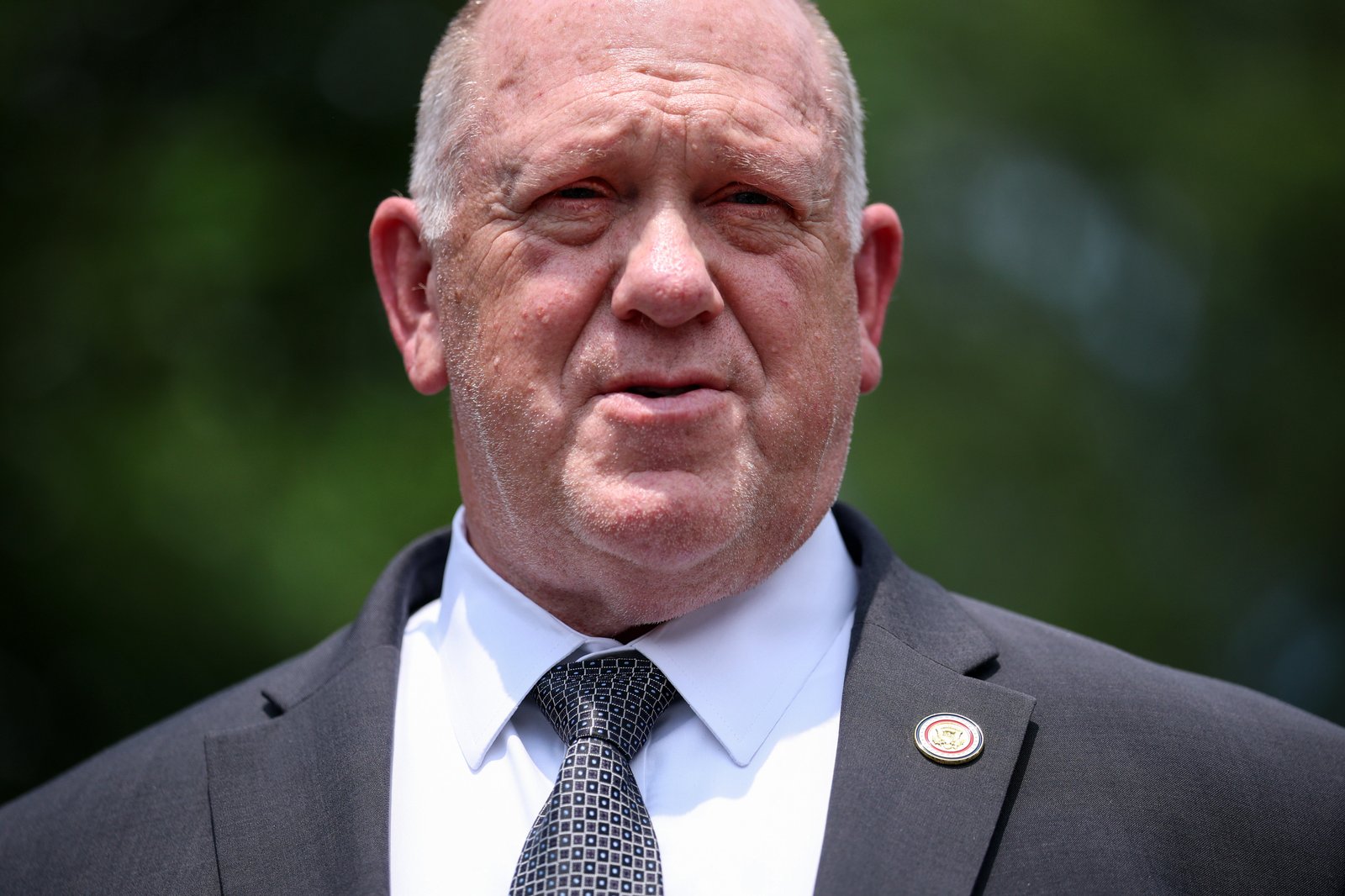 Tom Homan ដែលជាមន្ត្រីព្រំដែនរបស់ប្រធានាធិបតី Trump ត្រូវបានគេនិយាយថាមិនសប្បាយចិត្តនឹងការសម្រេចចិត្តរបស់ Mullin ដើម្បីដឹកនាំ ICE ដោយសារតែគាត់ជឿថាអ្នកដែលត្រូវបានតែងតាំងរបស់គាត់គឺ Lance Schroyer ខ្វះបទពិសោធន៍ចាំបាច់។