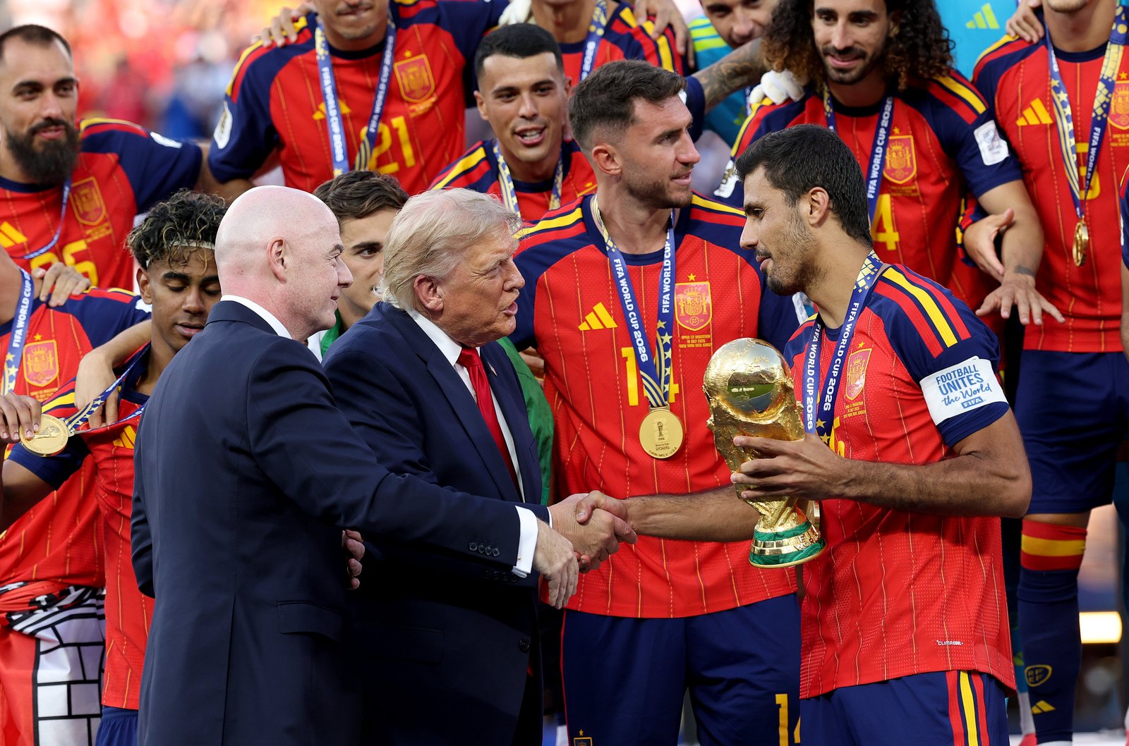 លោក Donald Trump ត្រូវ​បាន​គេ​ស្រែក​ហ៊ោ ខណៈ​ដែល​លោក​បាន​បង្ហាញ​ខ្លួន​នៅ​លើ​ទីលាន​បន្ទាប់​ពី​ការ​ទទួល​ជ័យ​ជម្នះ​របស់​ក្រុម​អេស្ប៉ាញ​ក្នុង​ការ​ប្រកួត World Cup វគ្គ​ផ្តាច់​ព្រ័ត្រ