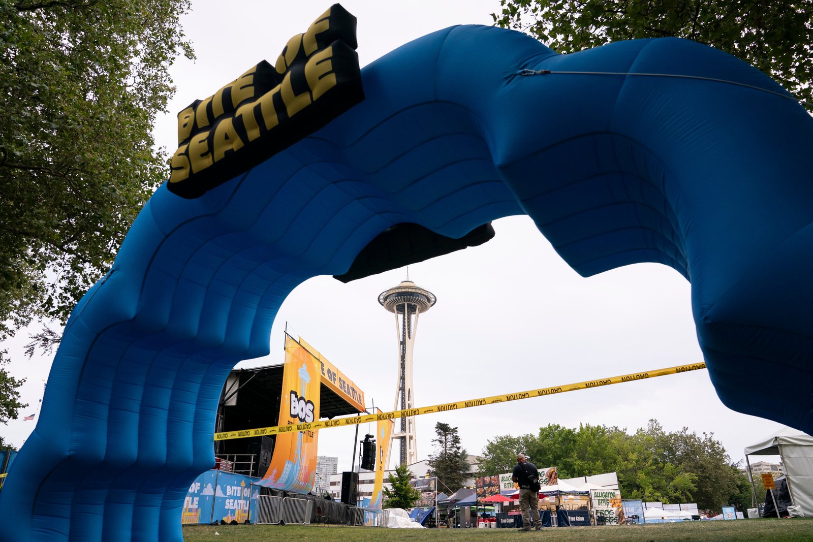ច្រកចូល​ទៅកាន់​មជ្ឈមណ្ឌល Seattle Center ត្រូវ​បាន​បិទ​ដោយ​កាសែត​ប៉ូលិស បន្ទាប់ពី​មាន​ការផ្ទុះ​អំពើហិង្សា​ដោយ​កាំភ្លើង​កាលពី​ថ្ងៃអាទិត្យ
