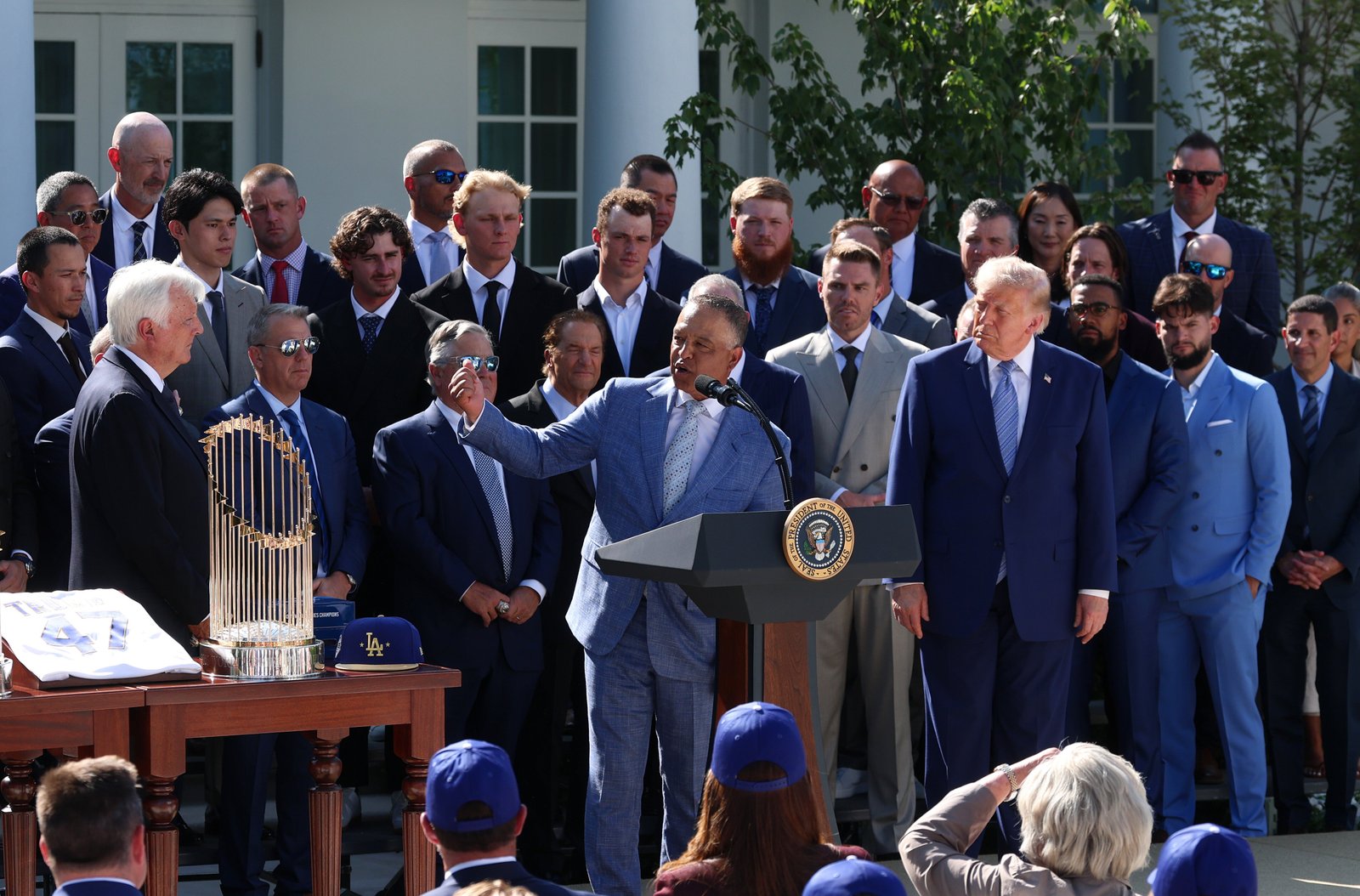 Dodgers ក៏បានផ្តល់ឱ្យ Trump នូវអ្វីដែលមើលទៅដូចជាការចម្លងនៃចិញ្ចៀនស៊េរីពិភពលោក