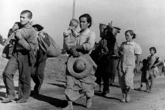 2492518-des-civils-espagnols-fuient-la-guerre-civile-a-cer.jpg