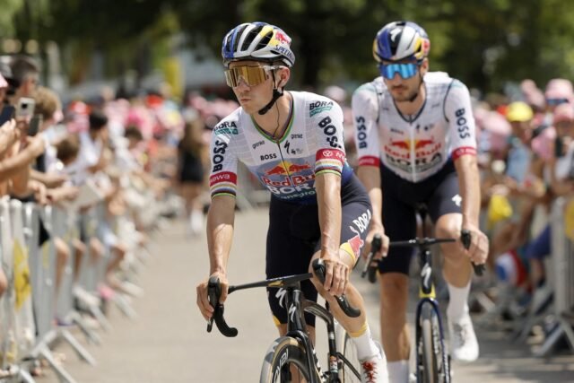 2493400-le-cycliste-belge-remco-evenepoel-a-gauche-de-l-eq.jpg