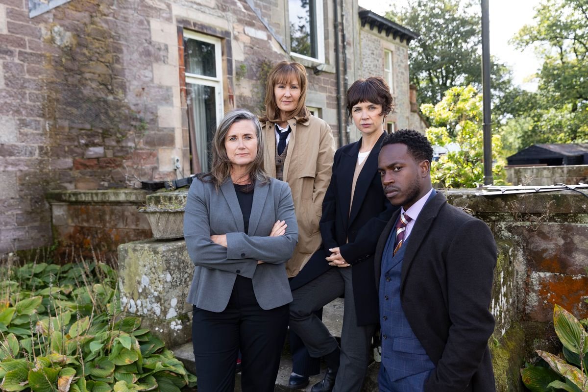 Cora MacMillan (DAWN STEELE), DS Simone 'Monty' Montrose (MICHELLE JERAM), DI Lara Bartlett (HANNAH DONALDSON), DC Davis Lindo (ROMARIO SIMPSON), DESCRIPTION: ក្រុមនេះឈរជាមួយគ្នានៅមុខផ្ទះមួយ ហើយមើលទៅកាមេរ៉ាយ៉ាងយកចិត្តទុកដាក់, រក្សាសិទ្ធិ, ផលិតកម្ម BBC HO: LA Productions ស្កុតឡេន