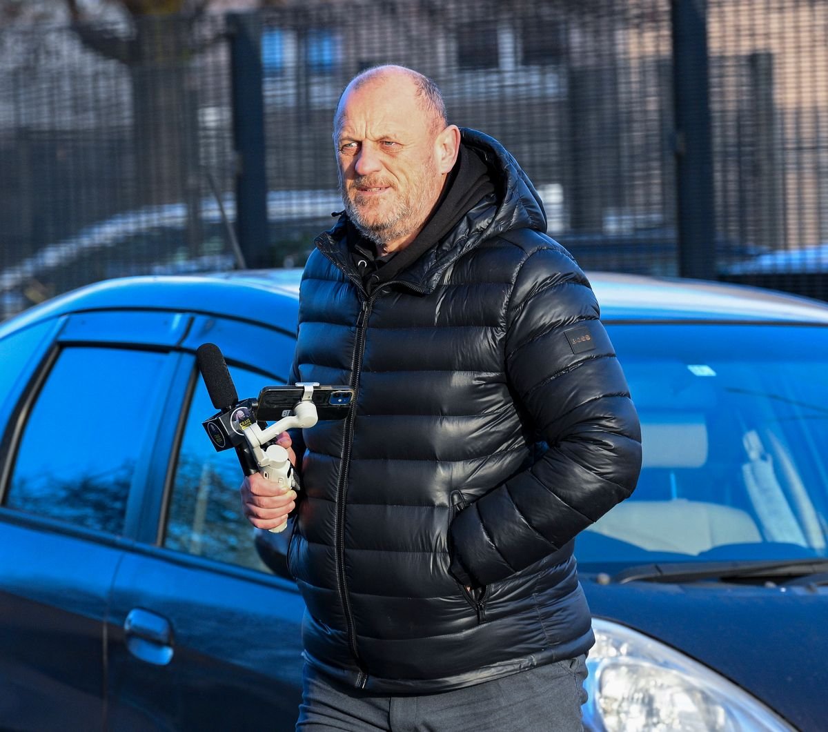 Podcaster Craig Houston នៅខាងក្រៅសាលាបឋមសិក្សា Glasgow