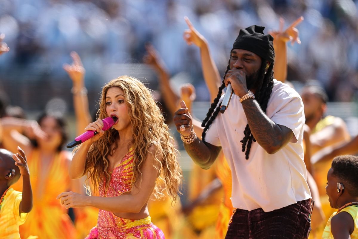 EAST RUTHERFORD, NEW JERSEY - ថ្ងៃទី 19 ខែកក្កដា៖ Shakira និង Burna Boy សម្តែងអំឡុងពេលកម្មវិធី Topps Final Halftime Show នៃការប្រកួត FIFA World Cup 2026 Final រវាងអេស្ប៉ាញ និងអាហ្សង់ទីន នៅកីឡដ្ឋាន New York New Jersey នៅថ្ងៃទី 19 ខែកក្កដា ឆ្នាំ 2026 នៅ East Rutherford រដ្ឋ New Jersey។ (រូបថតដោយ Maddie Meyer - FIFA/FIFA តាមរយៈរូបភាព Getty)