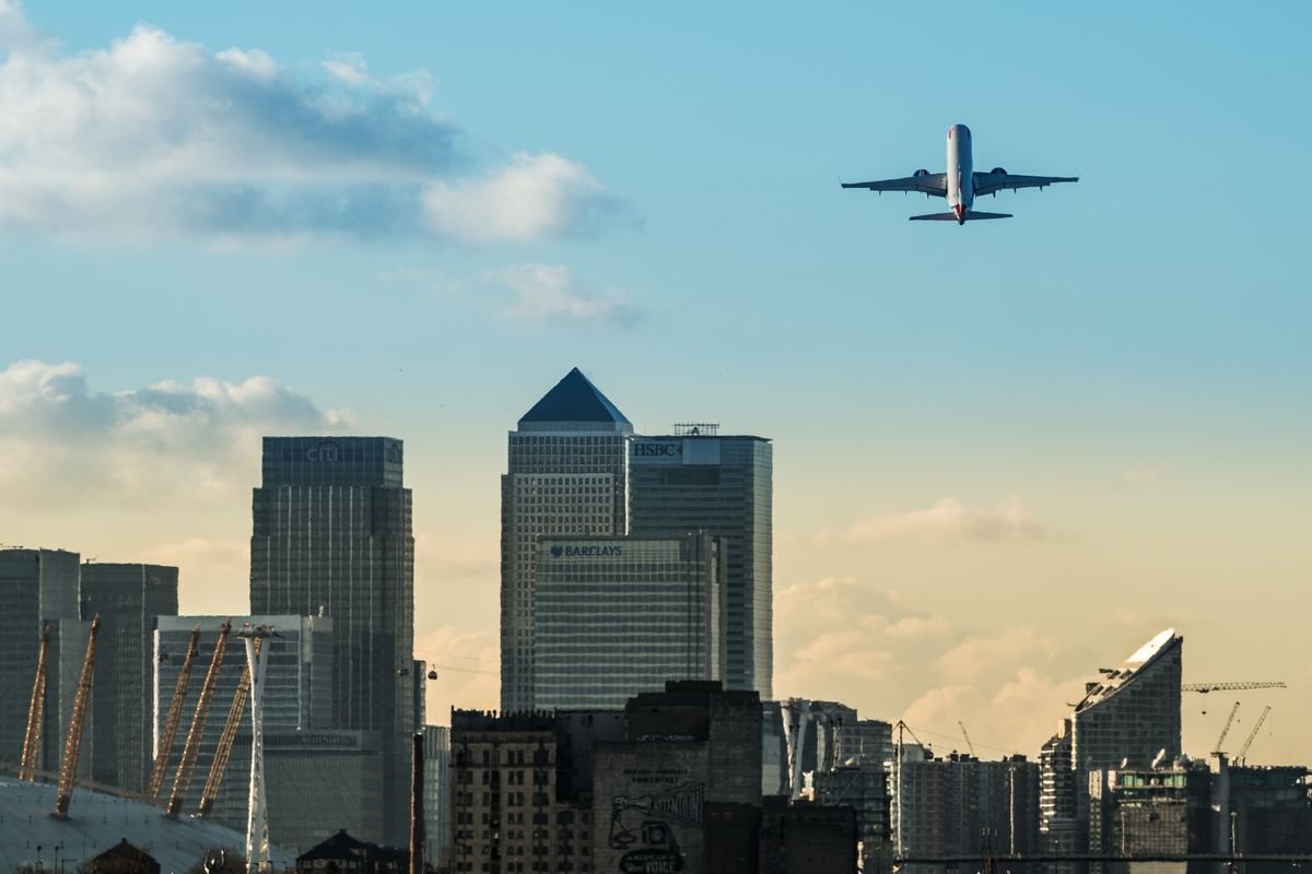 យន្តហោះ​របស់​ក្រុមហ៊ុន British Airways ហោះ​ចេញពី​អាកាសយានដ្ឋាន​ទីក្រុង​ឡុងដ៍ ក្នុង​ទីក្រុង​ឡុងដ៍​ភាគ​ខាងកើត ដែលជា​អាកាសយានដ្ឋាន​ដែល​អ្នកជំនួញ​ពេញចិត្ត​នៅក្នុង​សង្កាត់​ហិរញ្ញវត្ថុ​ក្បែរ​នោះ​នៃ Canary Wharf
