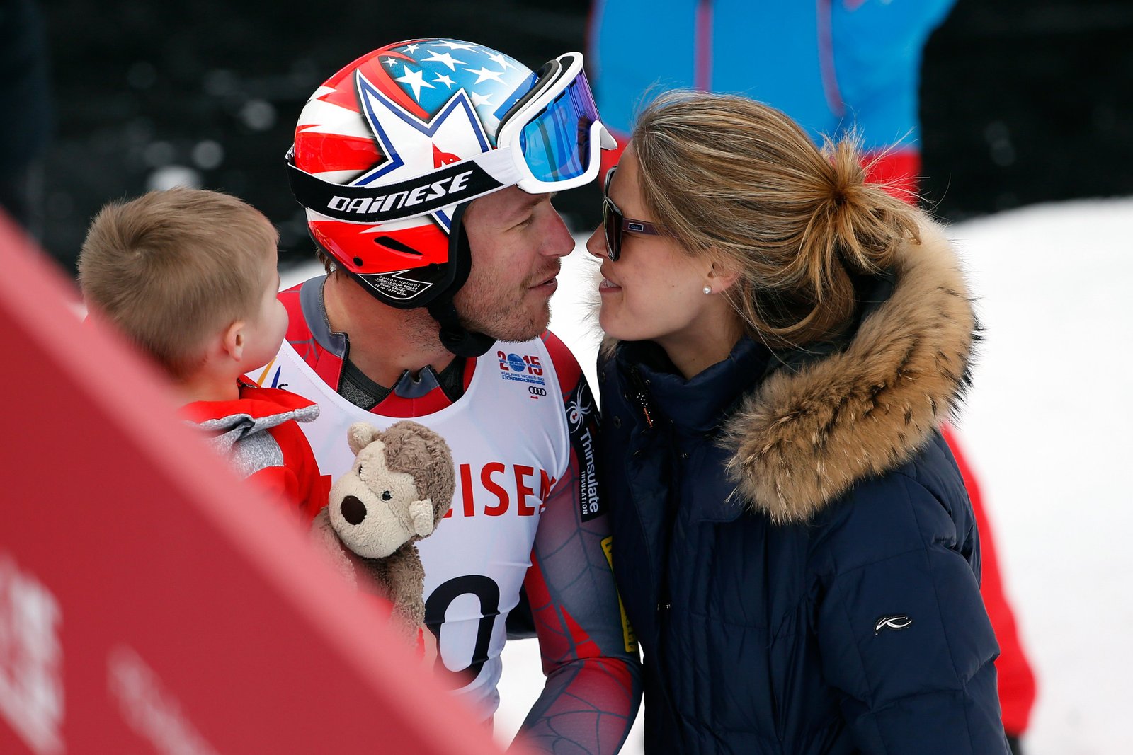អ្នកជិះស្គីអូឡាំពិក Bode Miller ថើបប្រពន្ធរបស់គាត់ Morgan ក្នុងព្រឹត្តិការណ៍ FIS Alpine World Ski Championships ឆ្នាំ 2015 នៅទីក្រុង Colorado ។ ពួកគេបានបាត់បង់កូនស្រីអាយុ 19 ខែ Emmy បន្ទាប់ពីនាងត្រូវបានគេរកឃើញនៅក្នុងអាងទឹករបស់អ្នកជិតខាងរបស់ពួកគេក្នុងឆ្នាំ 2018 ។