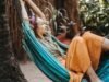 ផ្ទុយពីការប្រណាំងដើម្បីផលិតភាព ពាក្យទាំងនេះផ្តល់អាទិភាពដល់ភាពទំនេរ