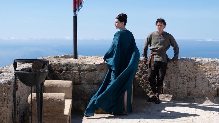 Anne Hathaway គឺល្អឥតខ្ចោះដូចជា Penelope ខណៈពេលដែល Tom Holland ដើរតួជា Telemachus ទីបំផុតទទួលបានតួនាទីបុរាណដ៏ធំដែលគាត់បានបាត់នៅក្នុងរោងកុន។