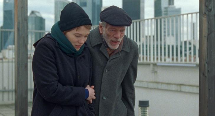 Sandra (Léa Seydoux) អមដំណើរ Georg (Pascal Gregory) ឪពុករបស់នាងនៅលើការដើរនៅលើរាបស្មើរនៃផ្ទះថែទាំ។