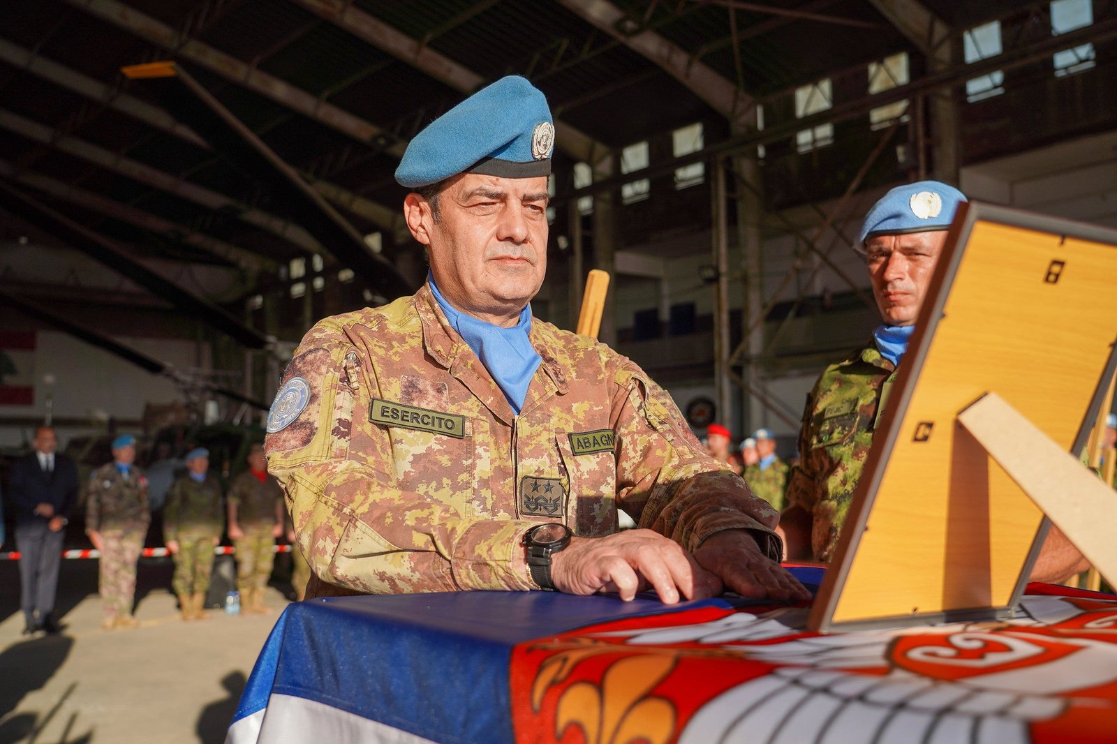 ប្រធានបេសកកម្ម UNIFIL និងជាមេបញ្ជាការកងកម្លាំងប្រដាប់អាវុធ ឧត្តមសេនីយ Diodato Abagnara ដឹកនាំពិធីរំលឹកវិញ្ញាណក្ខន្ធដល់ពលទាហានស៊ែប៊ី លោក Sergeant Milovan ដែលជា