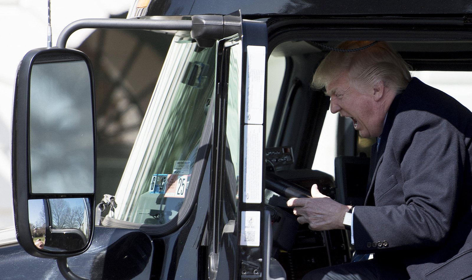 Trump ប្រតិកម្ម​យ៉ាង​រំភើប​ពេល​គាត់​អង្គុយ​ក្នុង​ឡាន​នៅ​សេតវិមាន​ក្នុង​ឆ្នាំ ២០១៧