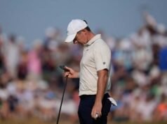 Rory McIlroy កំពុងតស៊ូនៅ British Open ខណៈដែលបញ្ហាធ្វើឱ្យគាត់ស៊ុតប្រាំពីរពីការនាំមុខក្នុងជុំទីមួយ