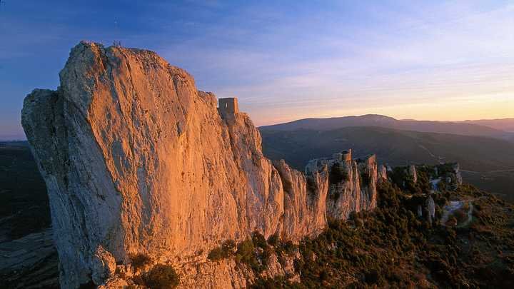 ទីតាំង Peyrepertuse នៅ Aude បានបម្រើជាជម្រកសម្រាប់ Cathars ប៉ុន្តែមុនពេលសាងសង់បន្ទាយ។ (PAUL PALAU / បារាំងតែប៉ុណ្ណោះ / AFP)