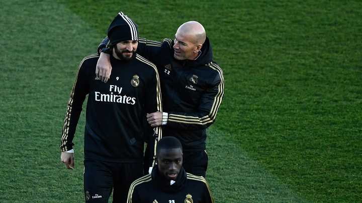 Zinedine Zidane ជាមួយ Karim Benzema អំឡុងពេលហ្វឹកហាត់ក្នុងទីក្រុង Madrid ថ្ងៃទី 30 ខែធ្នូ ឆ្នាំ 2019។ (OSCAR DEL POZO / AFP)